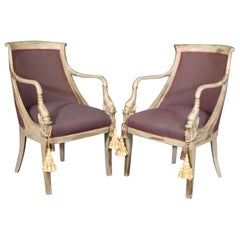 Pareja de sillas bergere neoclásicas con cabeza de delfín decorada con pintura y dorada