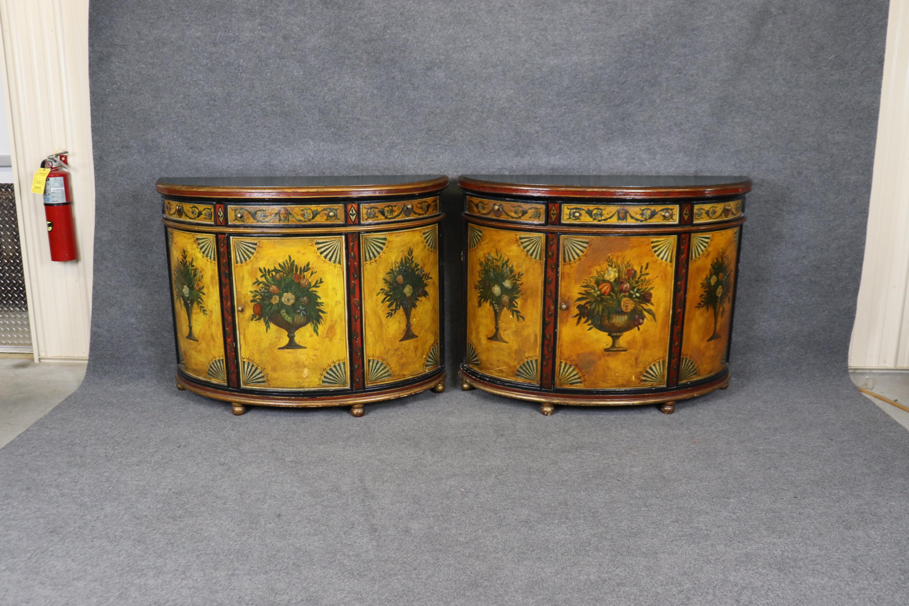 Dies ist ein fantastisches Paar hell bemalter, kontinentaler und wahrscheinlich in Italien hergestellter neoklassischer Kommoden. Sie haben ein einzigartiges Design und weisen eine Reihe von polychrom bemalten Motiven auf, darunter Figuren und