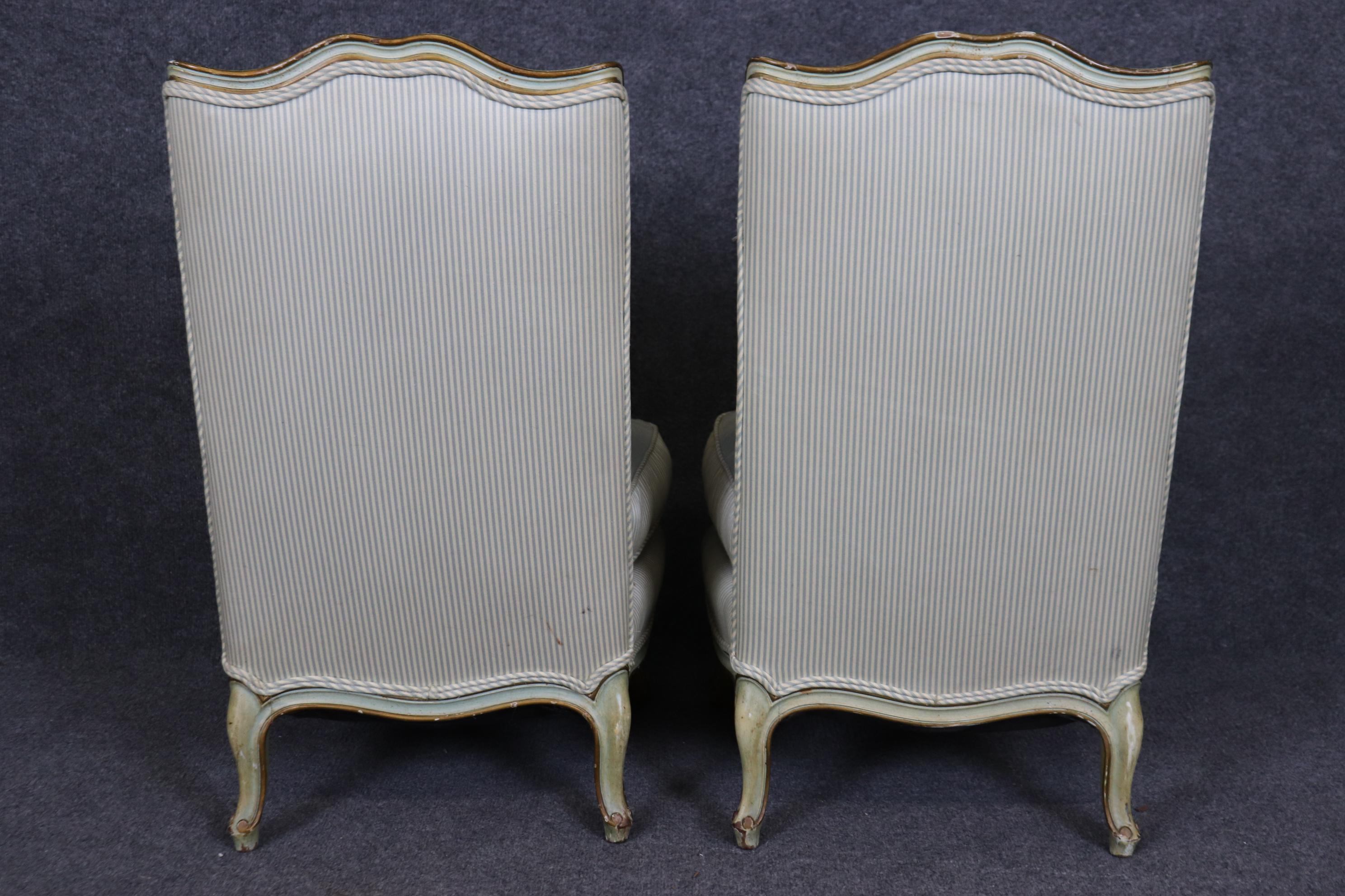 Noyer Paire de chaises à pantoufles Louis XV décorées à la peinture Circa 1920 en vente