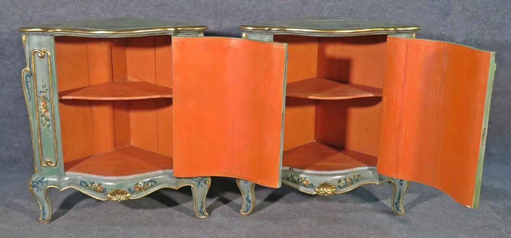 Pair of Paint Decorated Italian Venetian Corner Cabinets Pedestals, Circa 1920 In Good Condition In Swedesboro, NJ