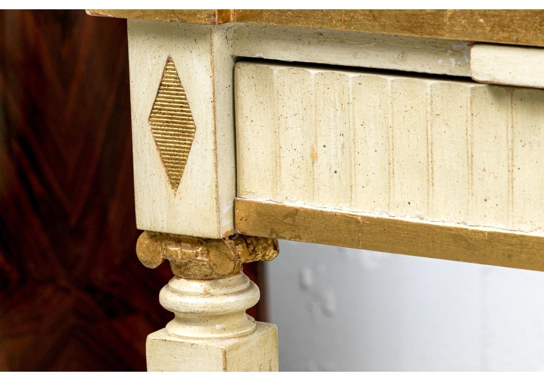Laminato Coppia di tavolini a cassetto neoclassici decorati a vernice con piano in marmo in vendita