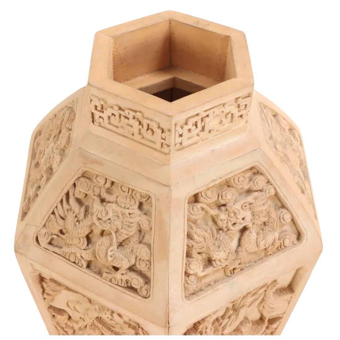 Sculpté à la main Paire d'urnes asiatiques peintes et sculptées avec couvercles en vente