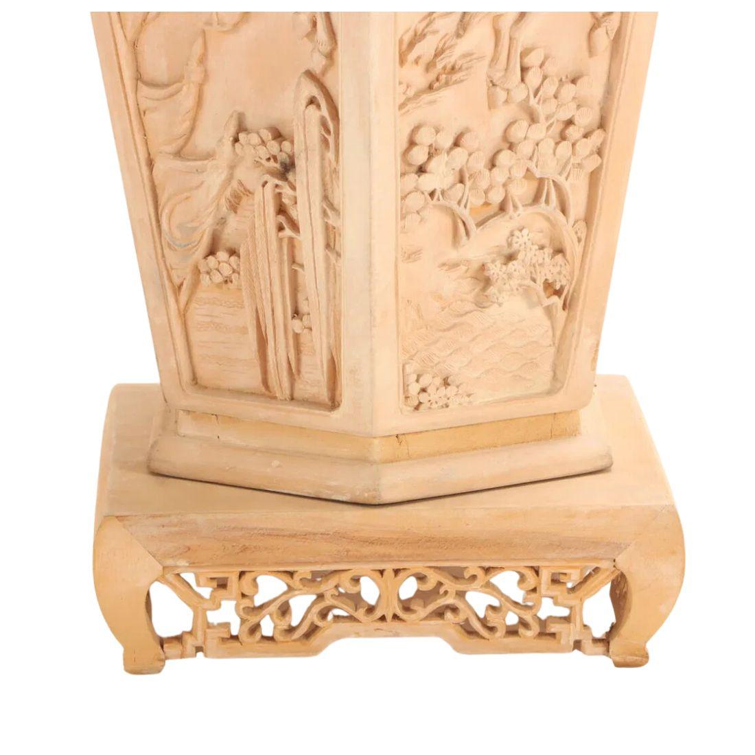 Paire d'urnes asiatiques peintes et sculptées avec couvercles Bon état - En vente à Locust Valley, NY