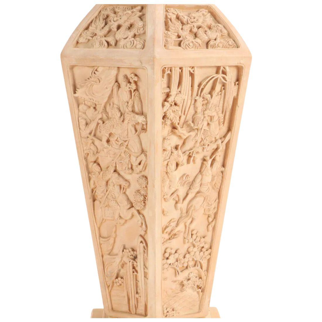 20ième siècle Paire d'urnes asiatiques peintes et sculptées avec couvercles en vente