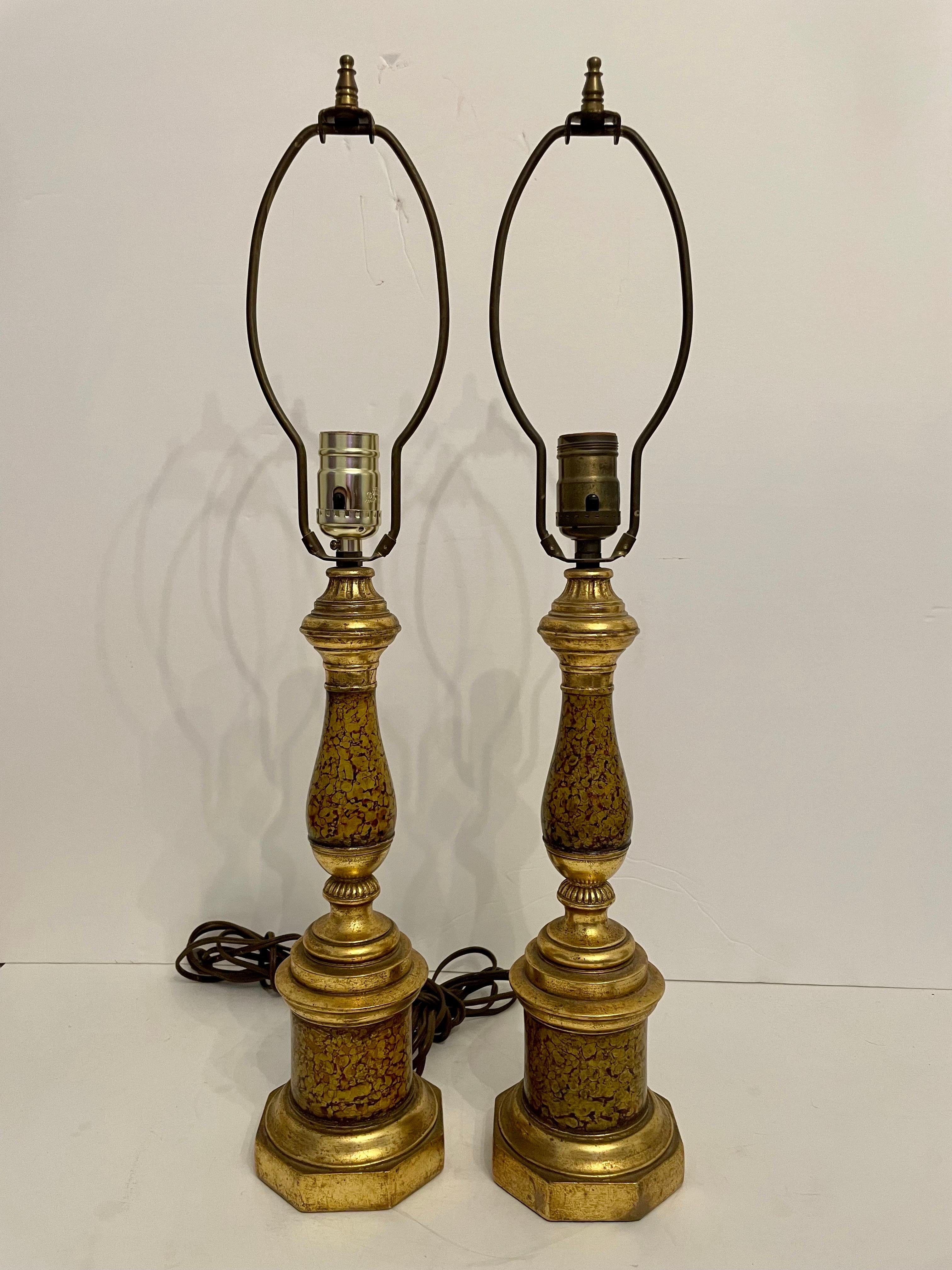 Paar bemalte und vergoldete Borghese Tischlampen (Neoklassisch) im Angebot