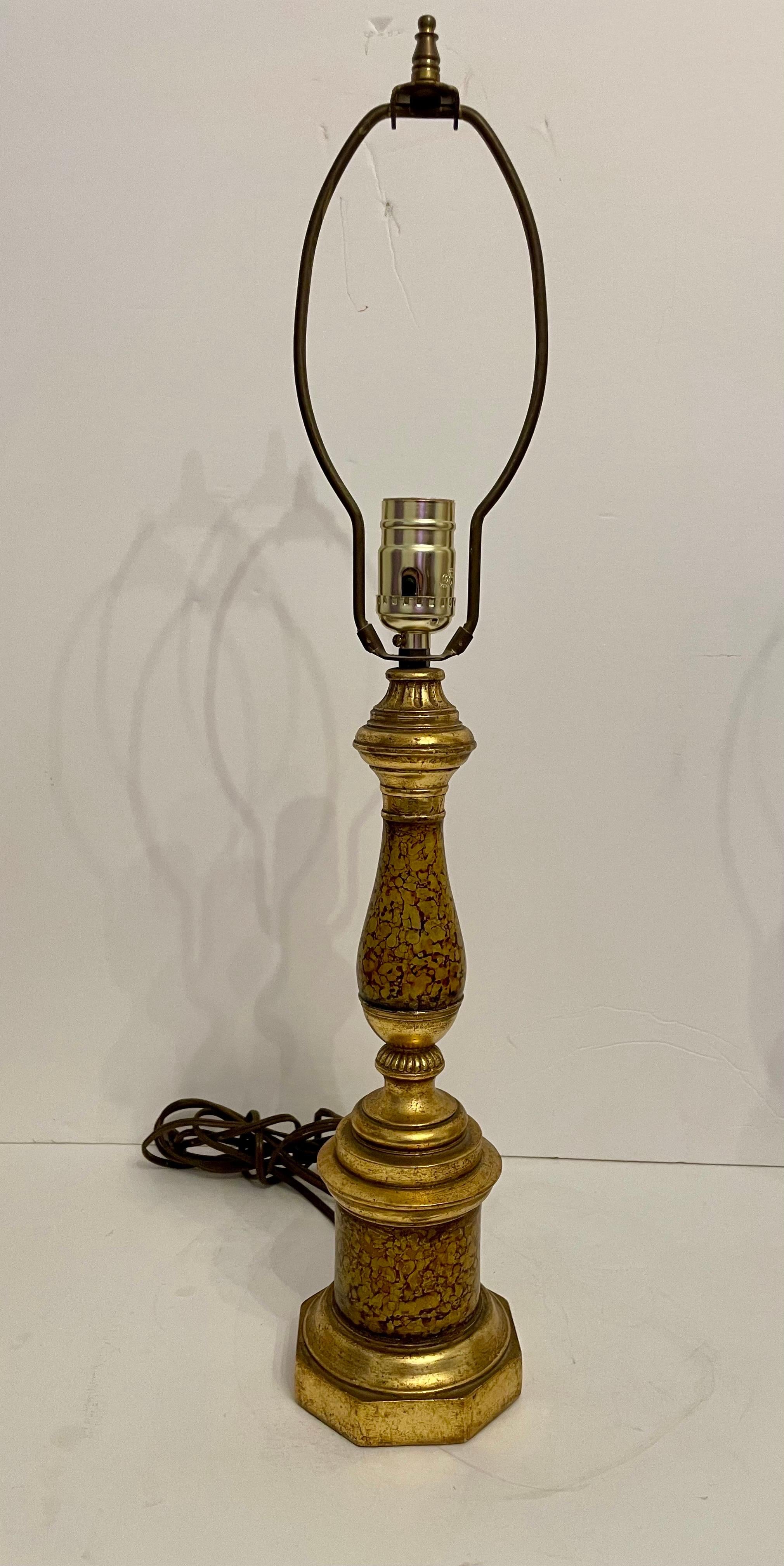 Paar bemalte und vergoldete Borghese Tischlampen (Italienisch) im Angebot