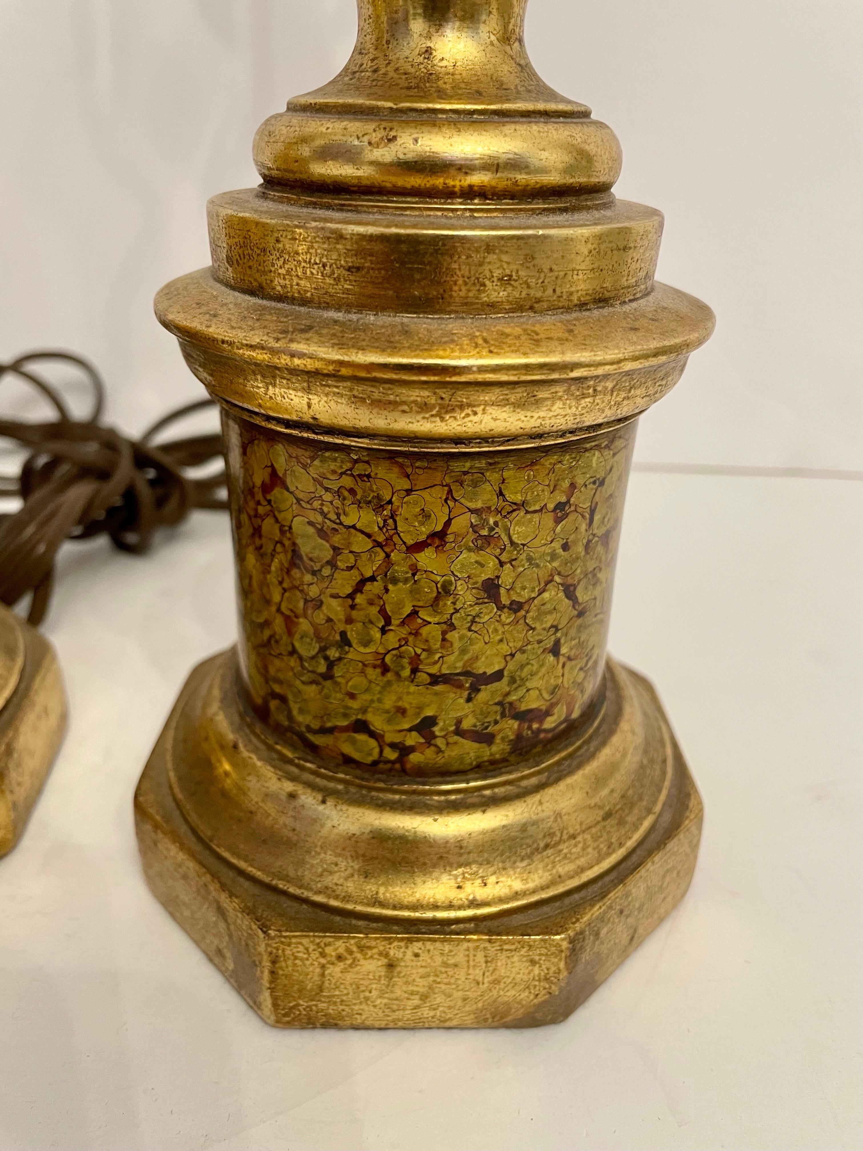 Paar bemalte und vergoldete Borghese Tischlampen (Vergoldet) im Angebot