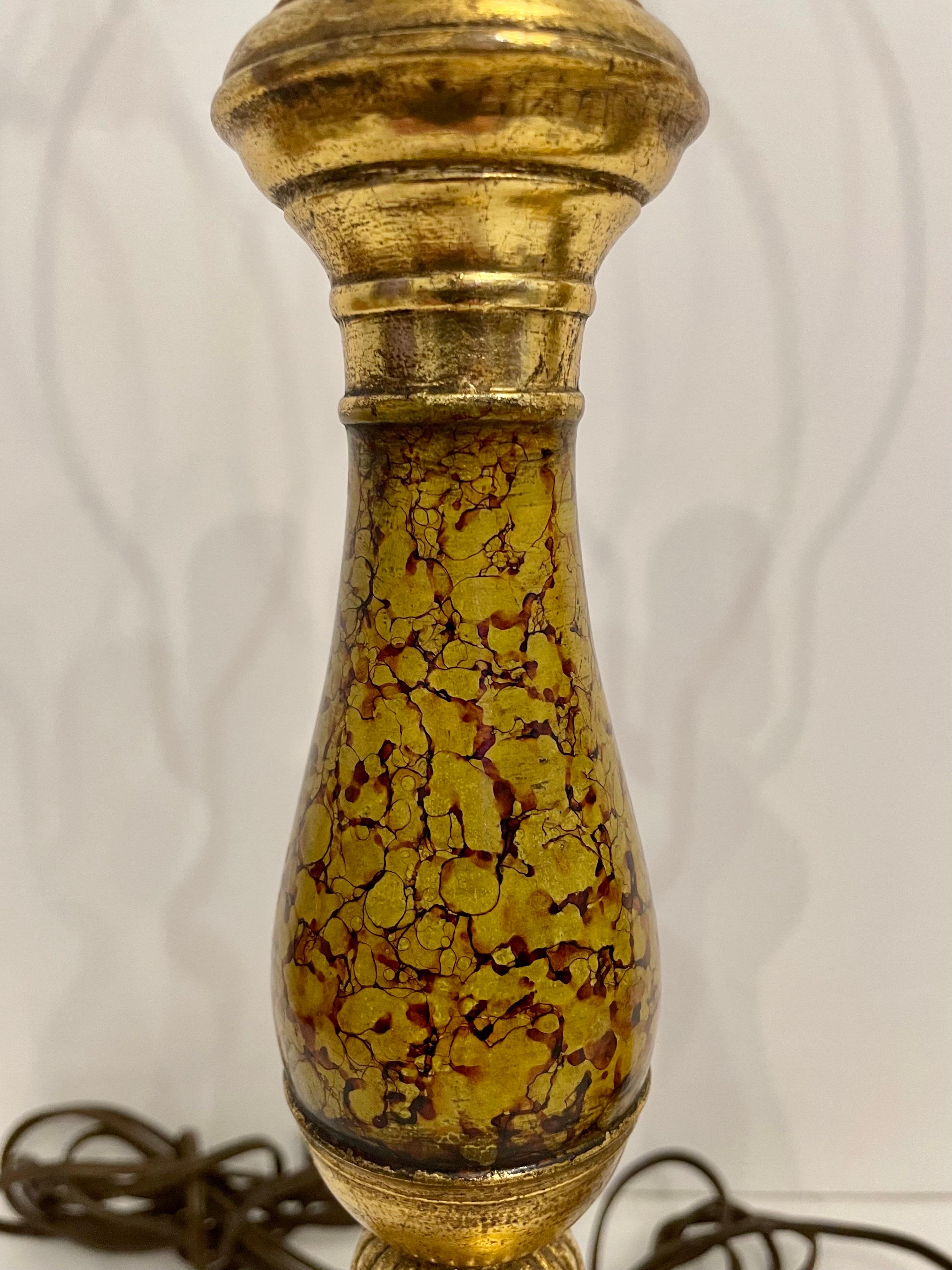 Paar bemalte und vergoldete Borghese Tischlampen im Zustand „Gut“ im Angebot in New York, NY