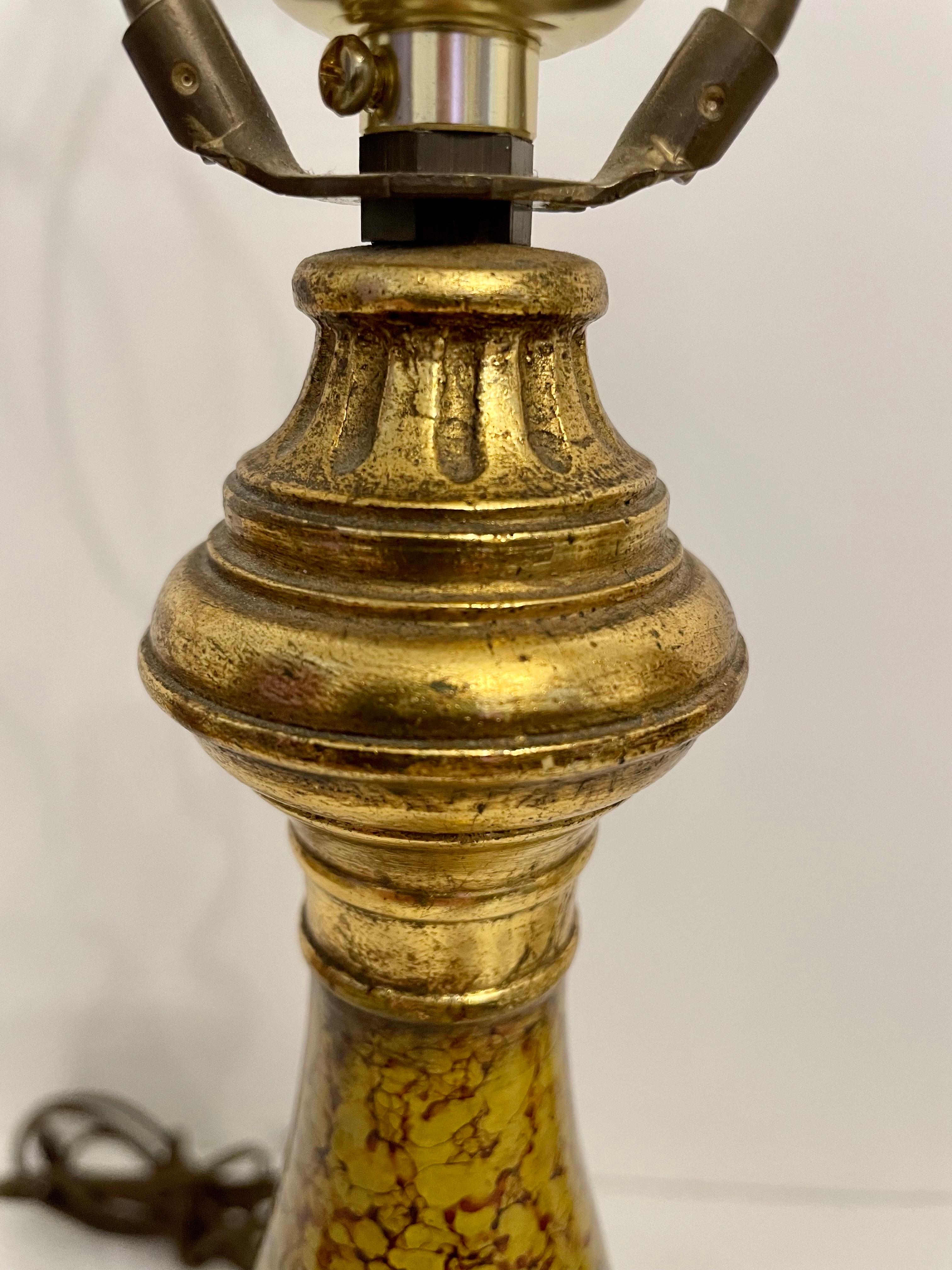 Paar bemalte und vergoldete Borghese Tischlampen (Gips) im Angebot