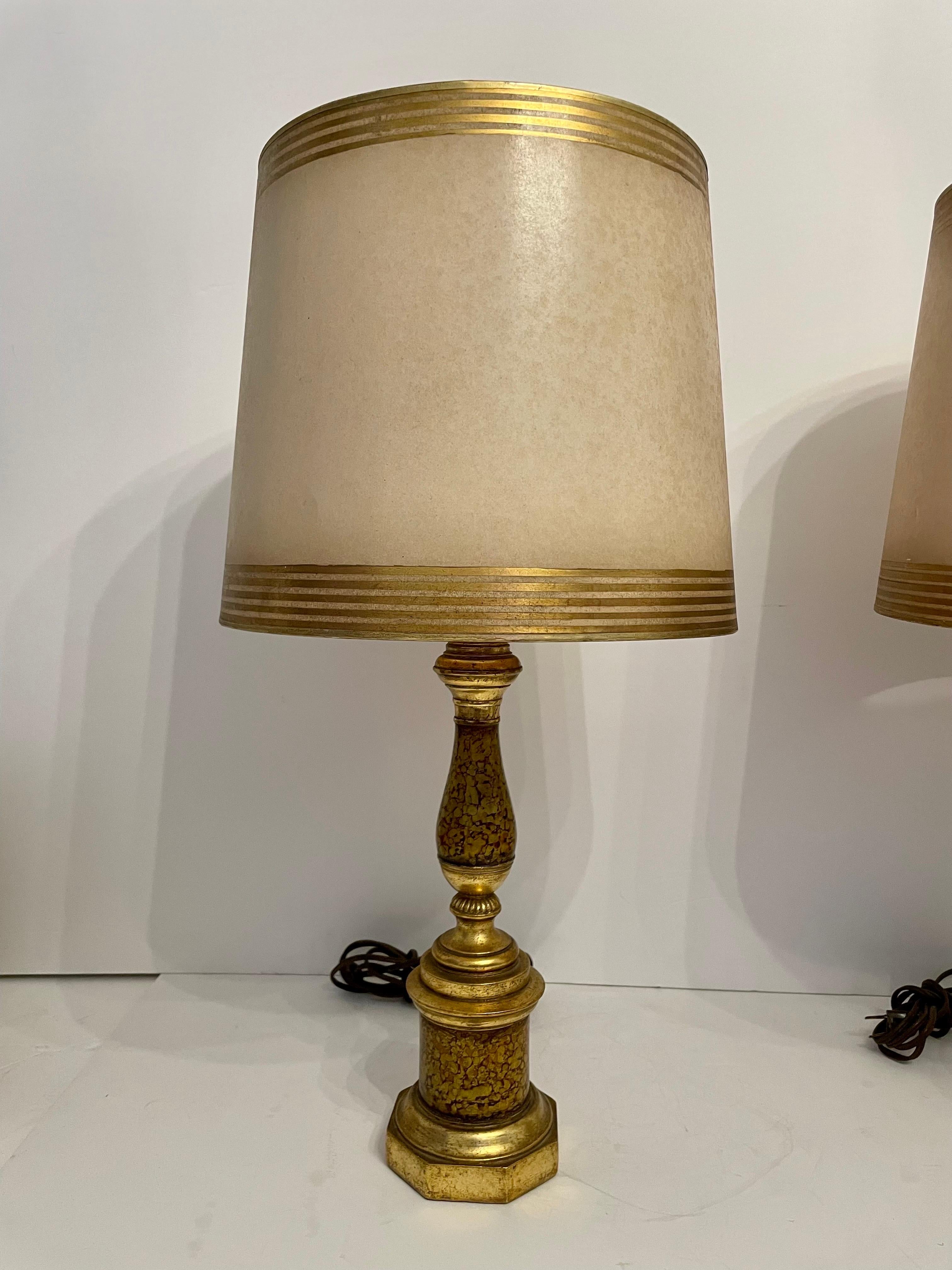 Coppia di lampade da tavolo dipinte e dorate Borghese in vendita 1