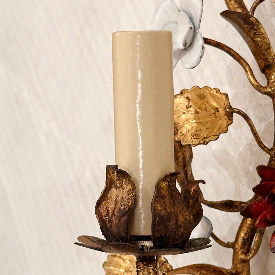 Pair of Painted and Gilt Sconces In Good Condition For Sale In New York, NY