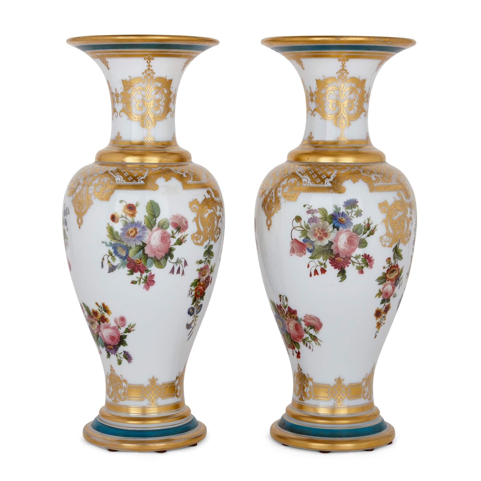Rococo Paire de vases en verre opalin peint et doré à la feuille de Baccarat en vente