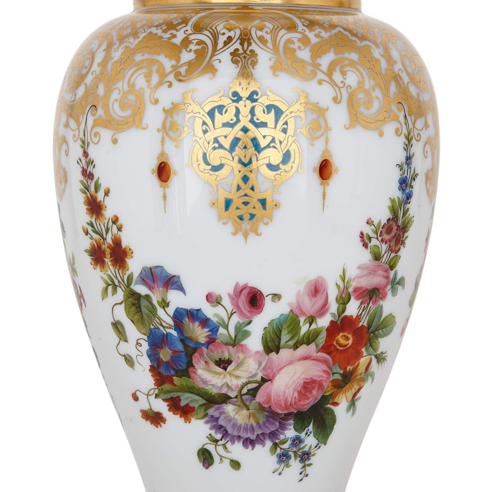 Paar Vasen aus bemaltem und vergoldetem Opalglas von Baccarat (Französisch) im Angebot