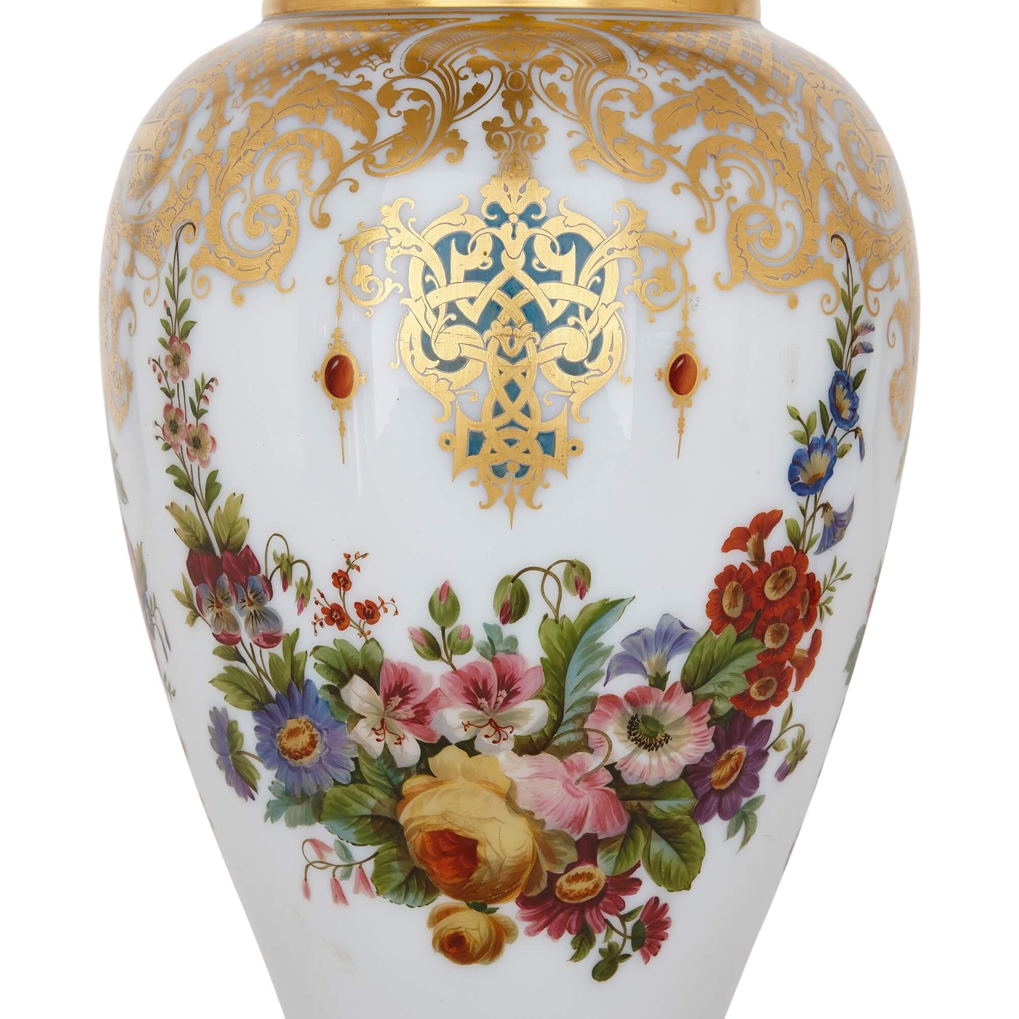 Peint à la main Paire de vases en verre opalin peint et doré à la feuille de Baccarat en vente