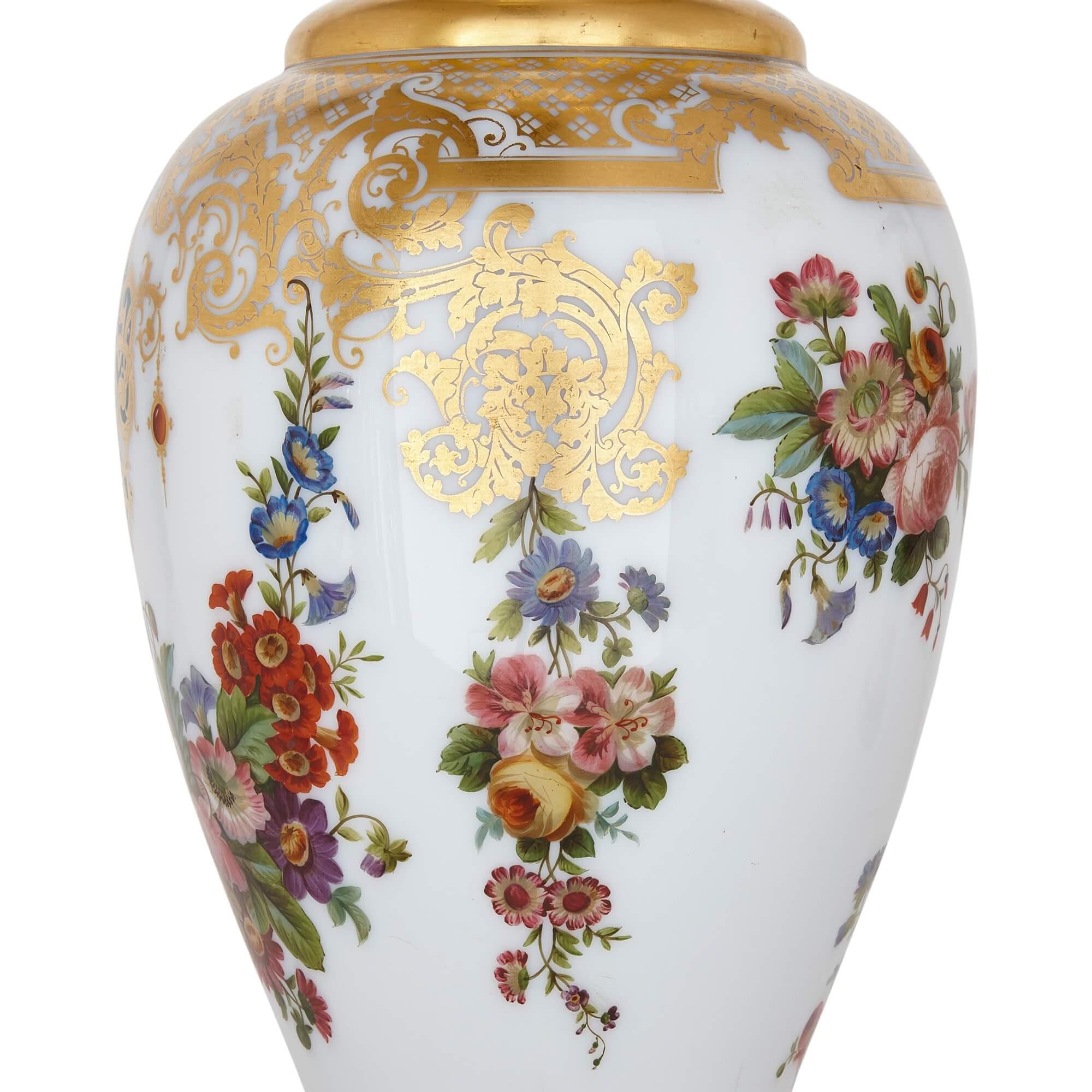 Paar Vasen aus bemaltem und vergoldetem Opalglas von Baccarat im Zustand „Gut“ im Angebot in London, GB