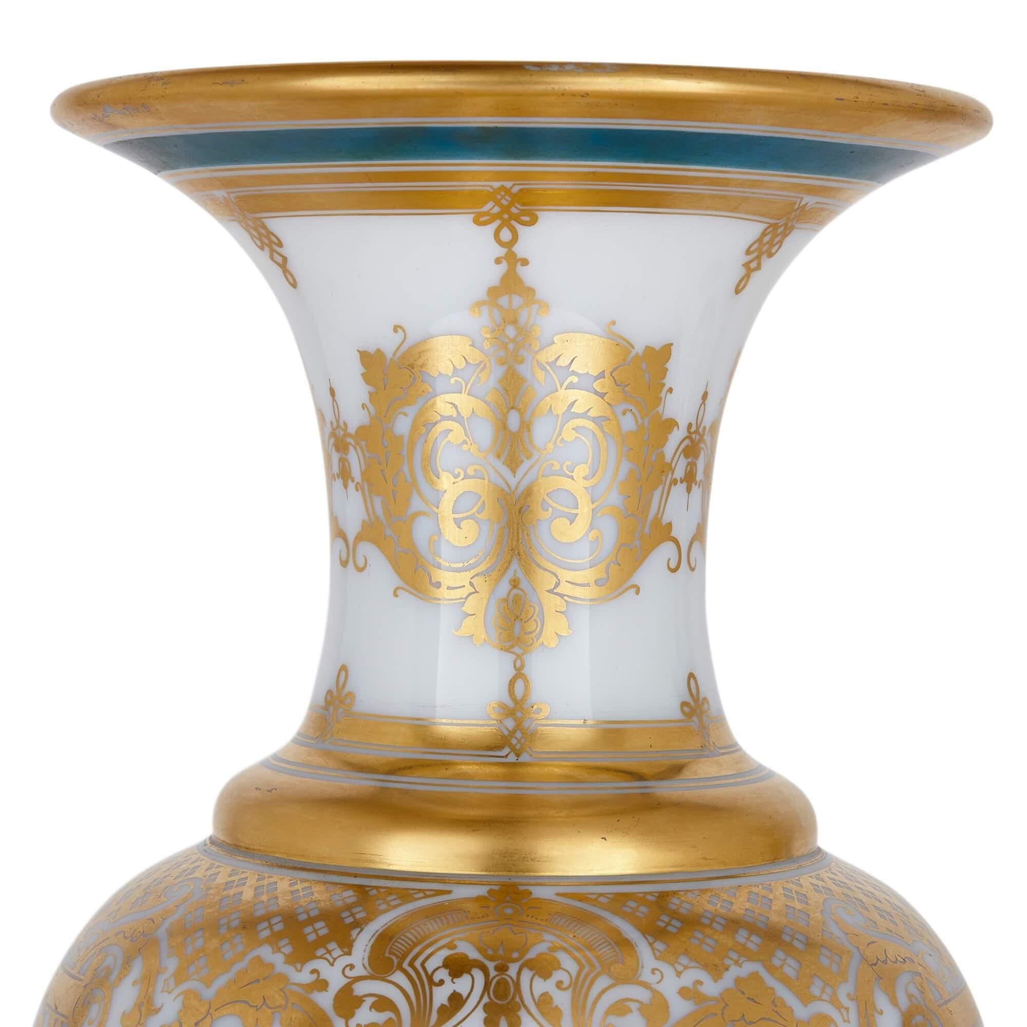 Verre Paire de vases en verre opalin peint et doré à la feuille de Baccarat en vente