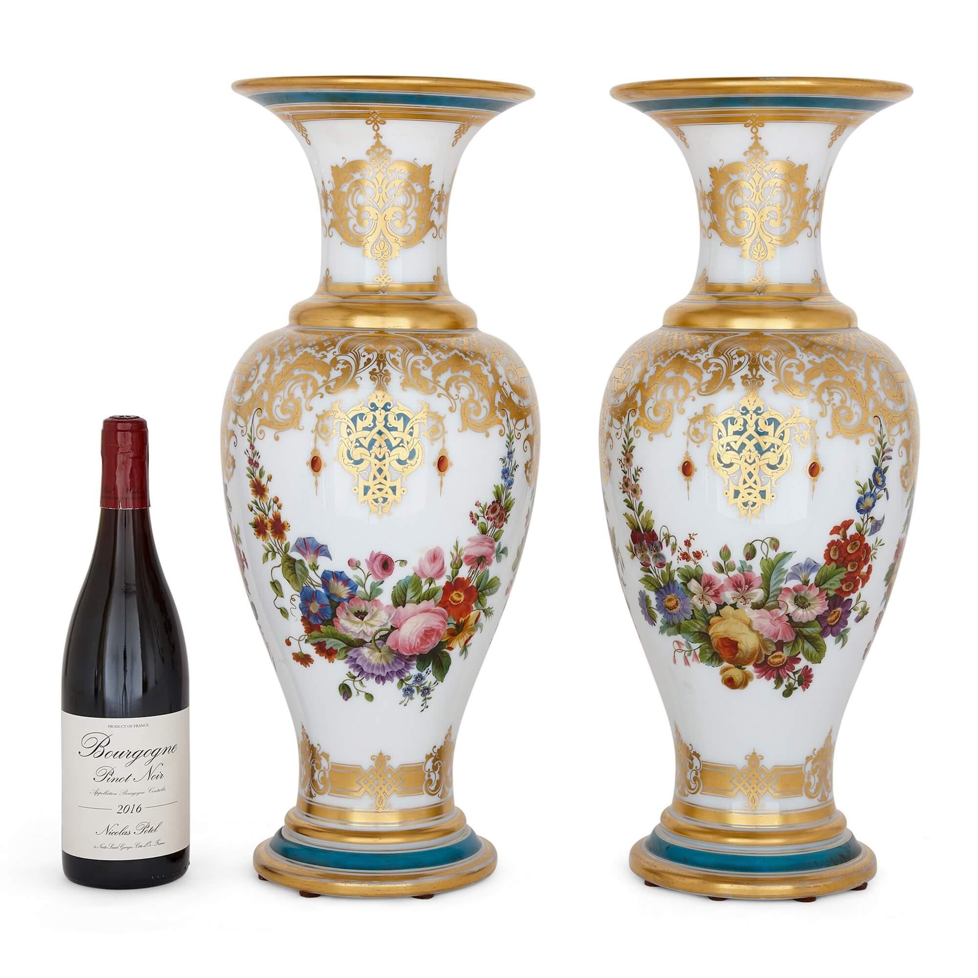 Paire de vases en verre opalin peint et doré à la feuille de Baccarat en vente 1
