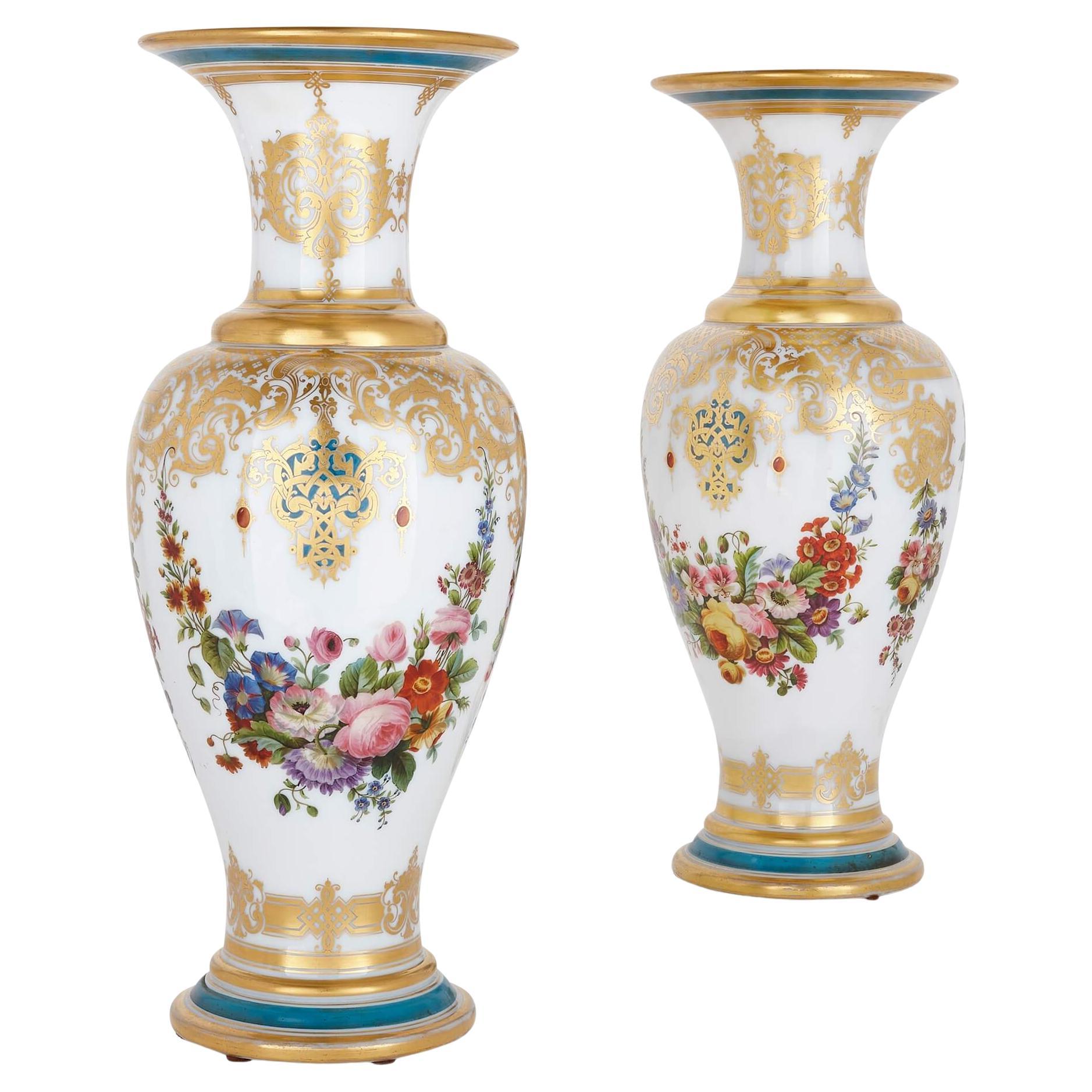 Paire de vases en verre opalin peint et doré à la feuille de Baccarat