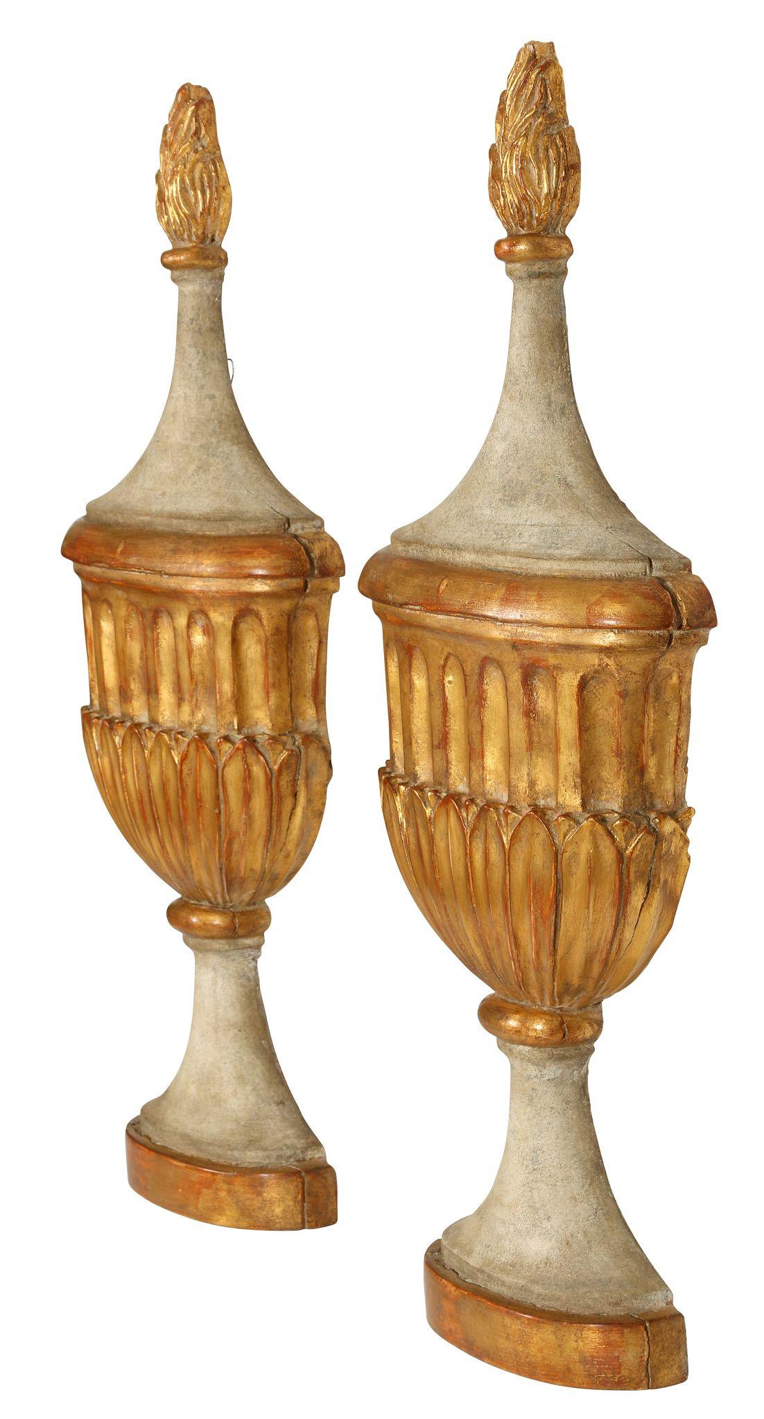 Pair of Painted and Parcel Gilt Wall Urns In Good Condition For Sale In New York, NY