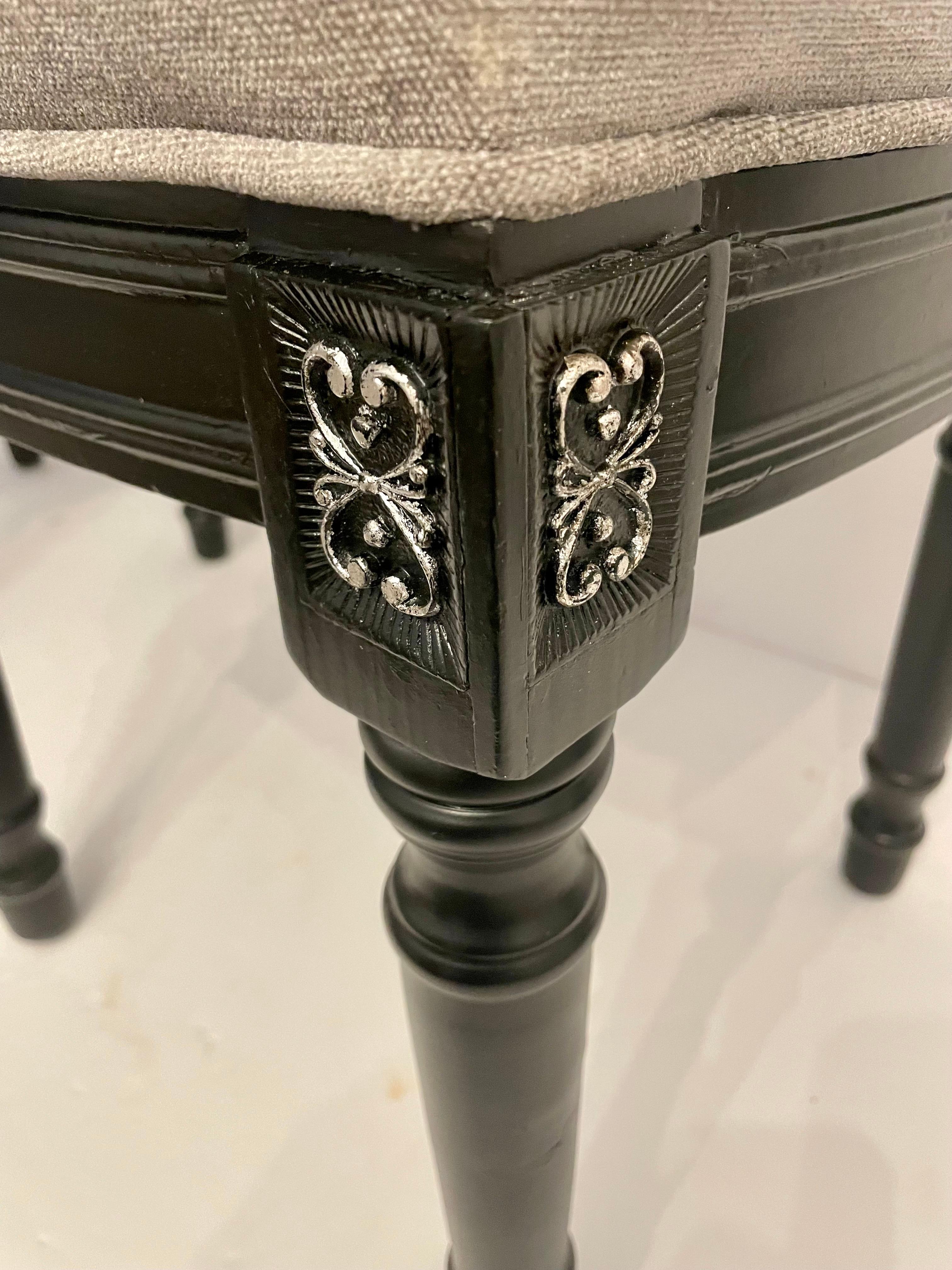Paire de bancs ou repose-pieds de style Régence peints et dorés à l'argent en vente 1