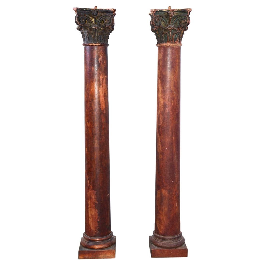 Paire de colonnes anciennes peintes avec chapiteaux corinthiens