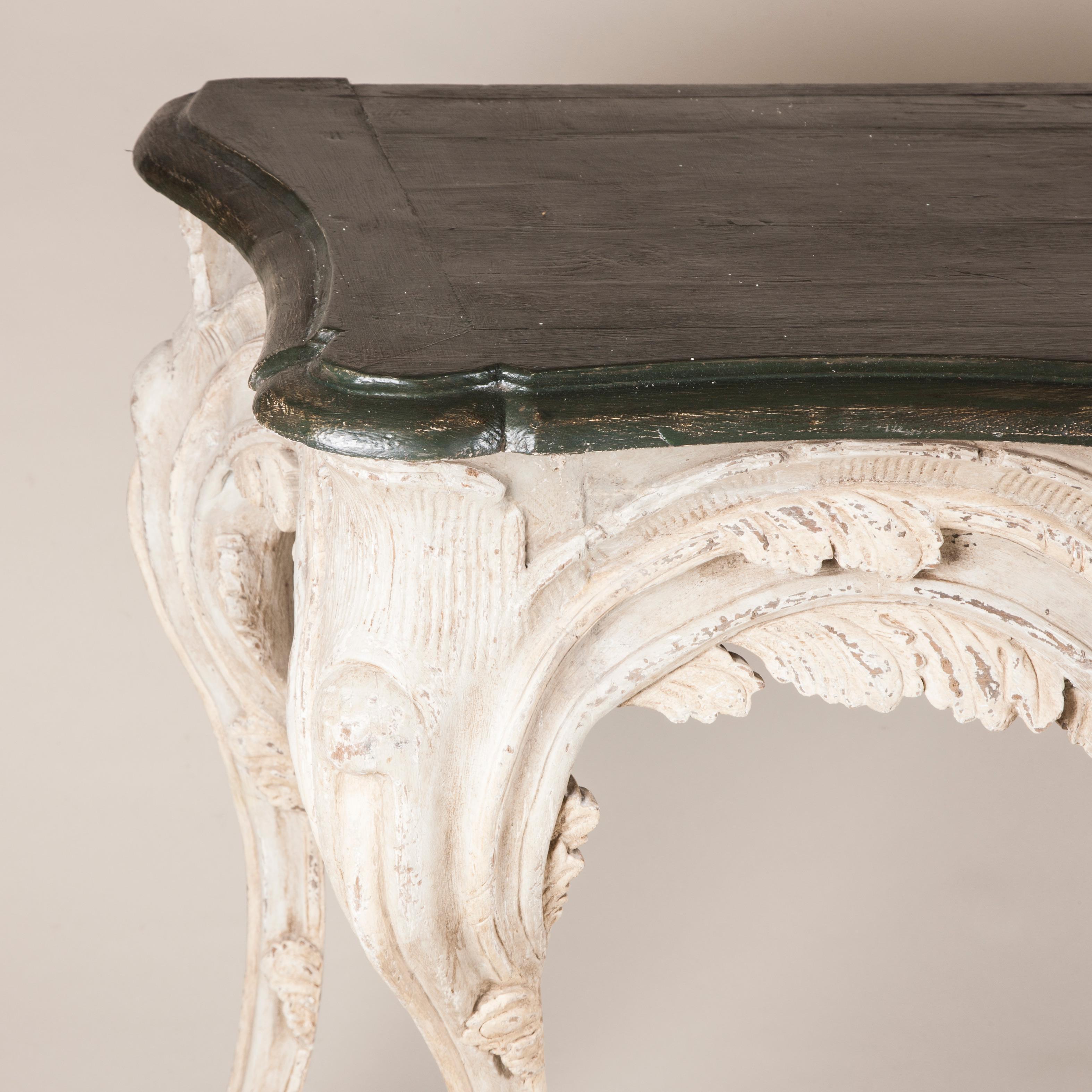 Pair of Painted Baroque Console Tables with Serpentine Tops and Cabriole Legs In Good Condition For Sale In London, GB