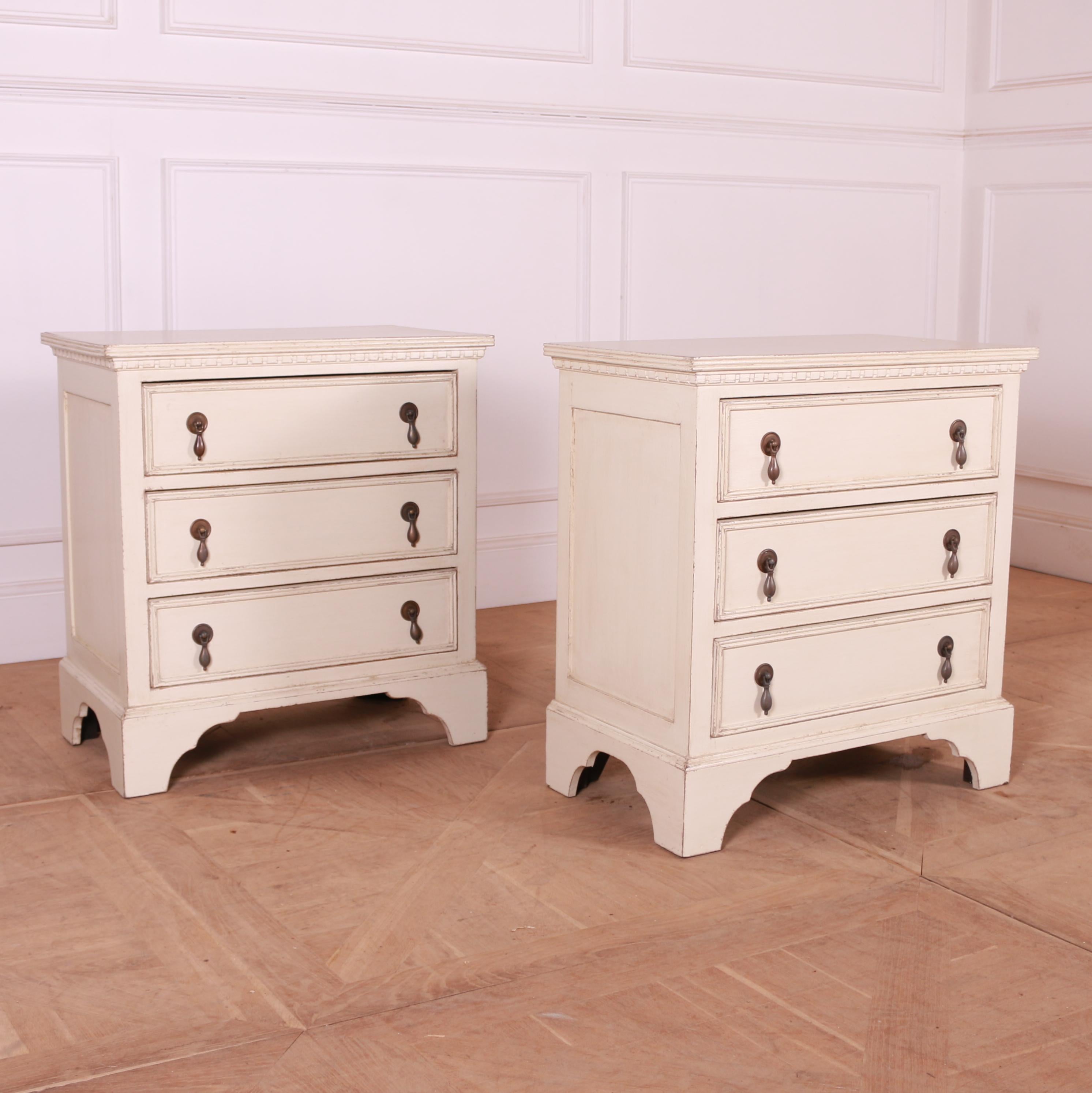 Pair of custom made small painted pine bedside chest of drawers.



Dimensions
26.5 inches (67 cms) Wide
15.5 inches (39 cms) Deep
28 inches (71 cms) High.