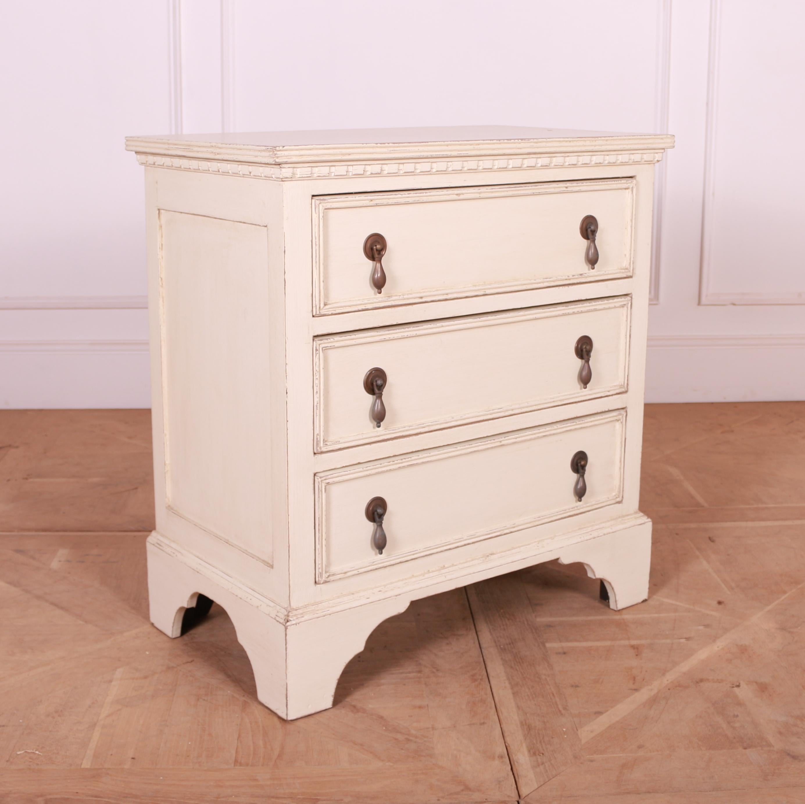 Contemporary Pair of Painted Bedside Chest of Drawers For Sale