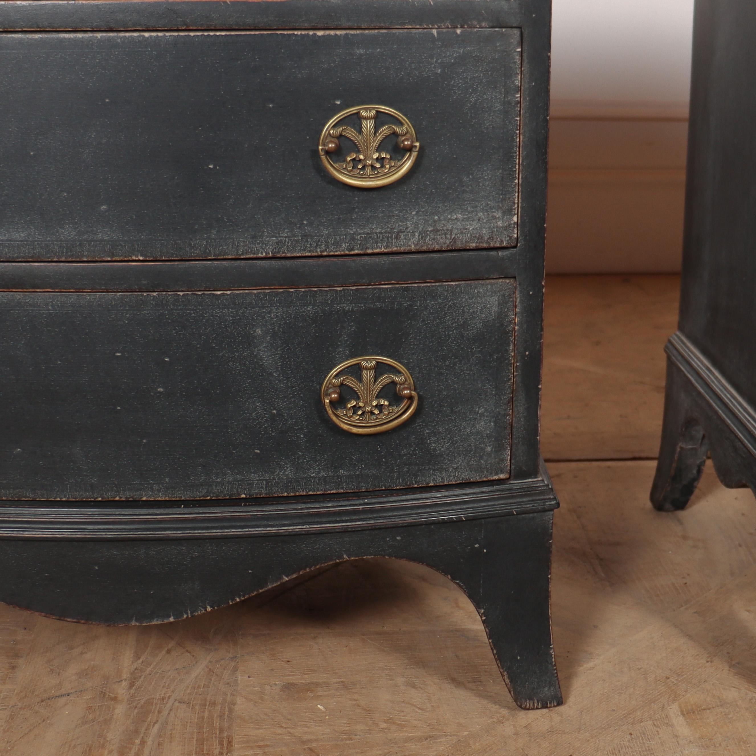 Pair of Painted Bedside Chest of Drawers In Good Condition For Sale In Leamington Spa, Warwickshire