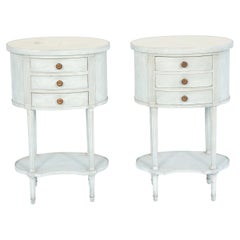 Paire de tables de chevet peintes avec plateau ovale en miroir