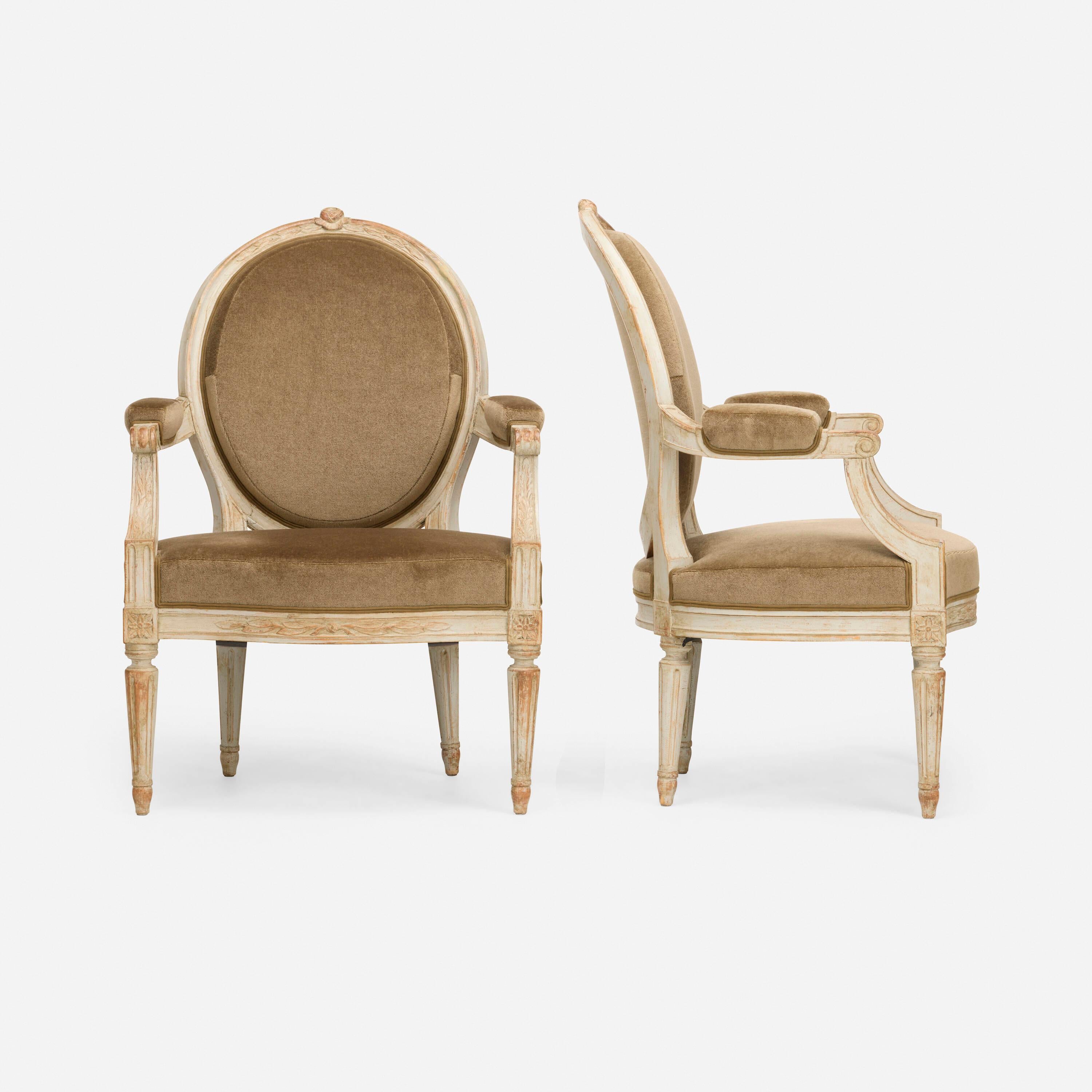 Pareja de sillones suecos pintados de madera de abedul de estilo Gustaviano. Suecia: hacia 1900 Procedencia: Compañía Coconut, Nueva York  Adquirida al anterior por el actual propietario