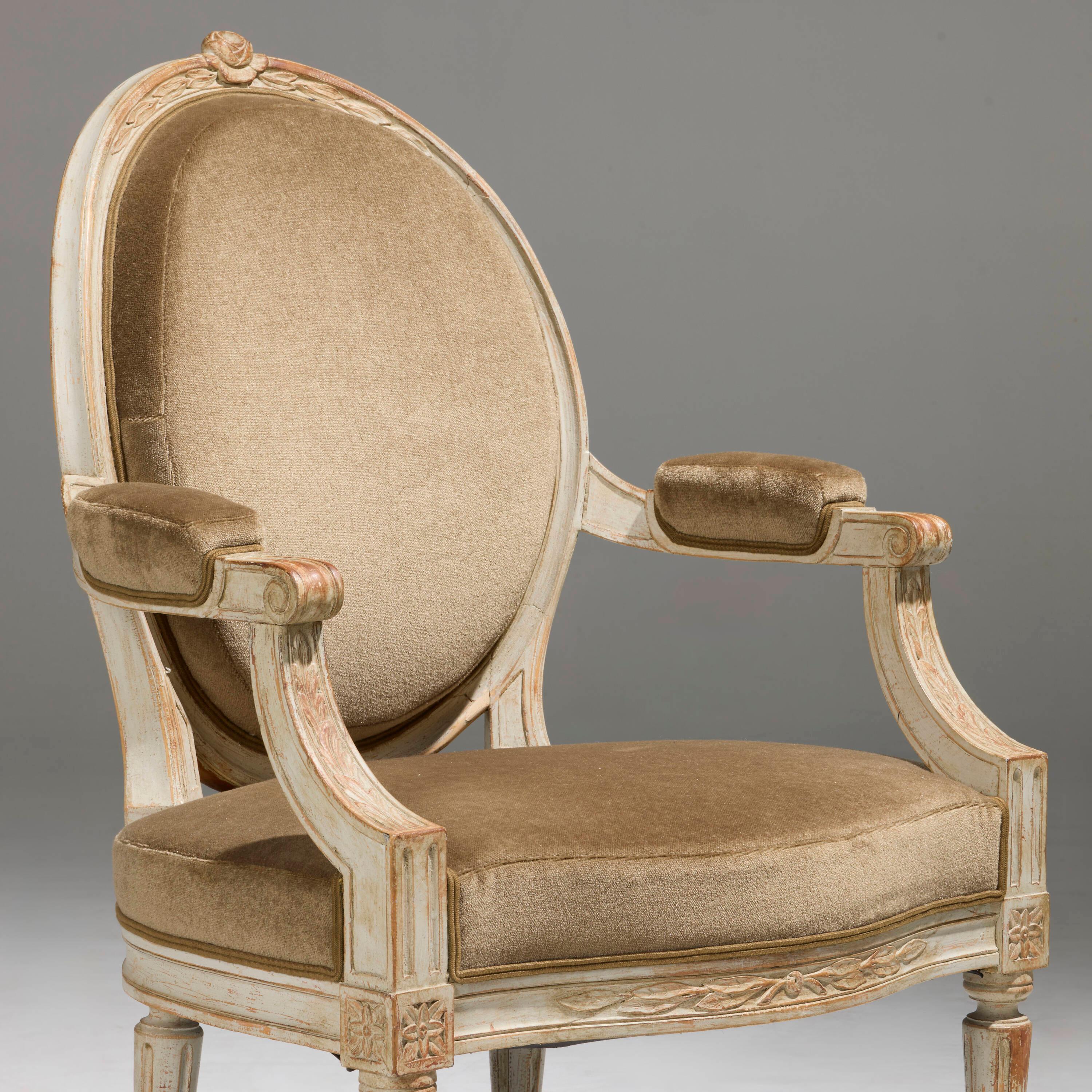 Pareja De Sillones De Madera De Abedul Pintados De Estilo Gustaviano Sueco. en Bueno estado para la venta en Montreal, QC