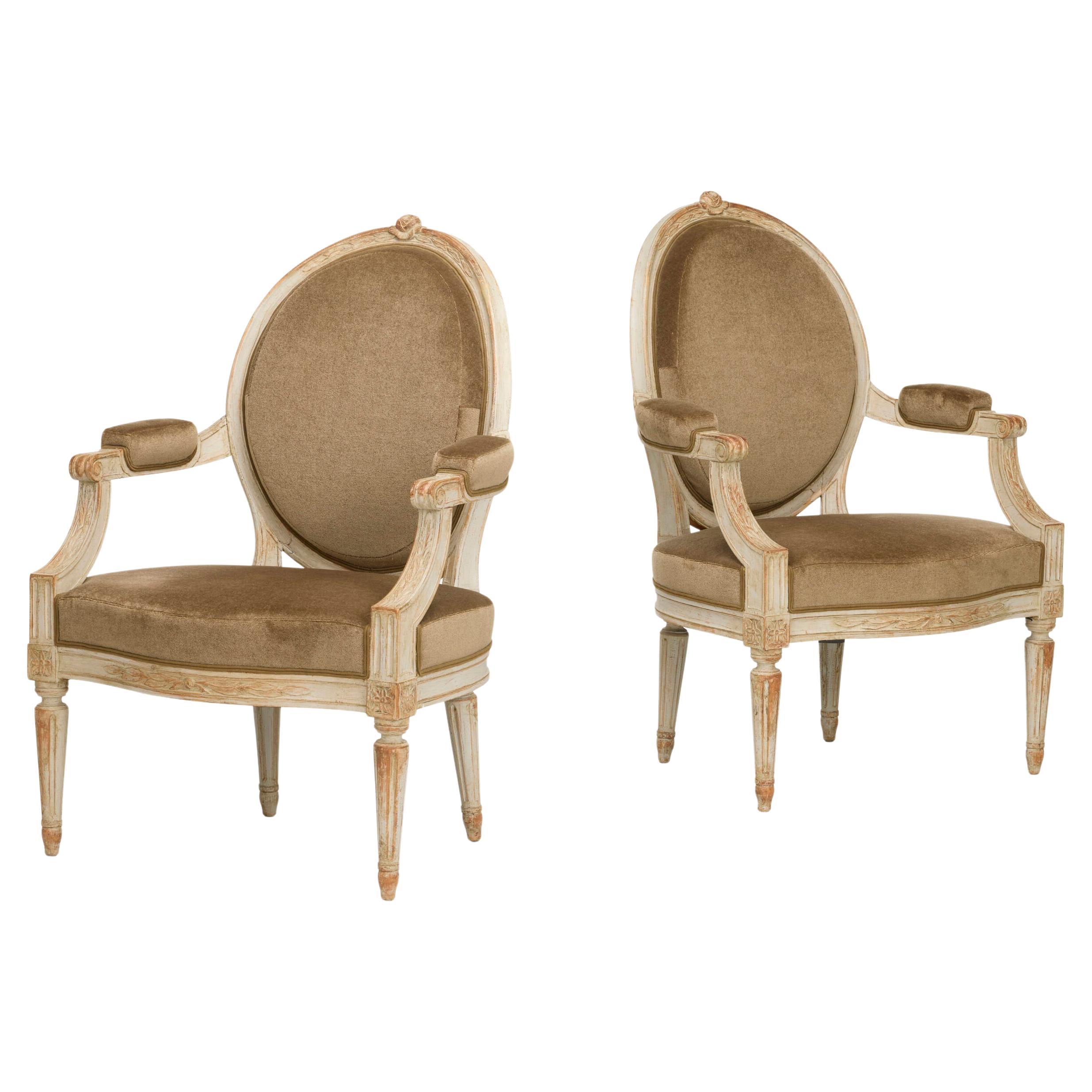 Paire de fauteuils suédois en bois de bouleau peint de style gustavien.