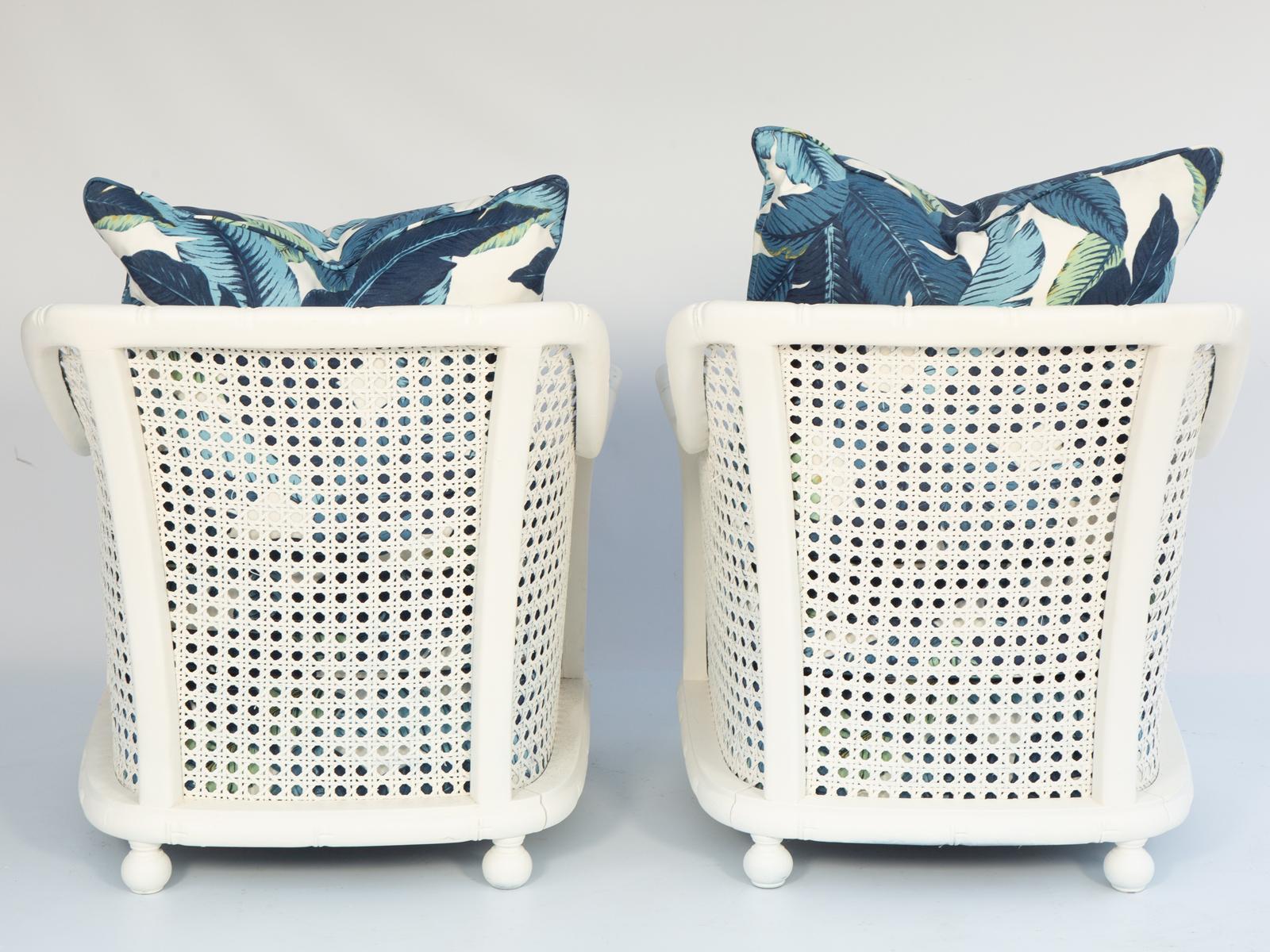 Pareja de sillas de salón pintadas de bambú sintético de estilo British Colonial siglo XX en venta