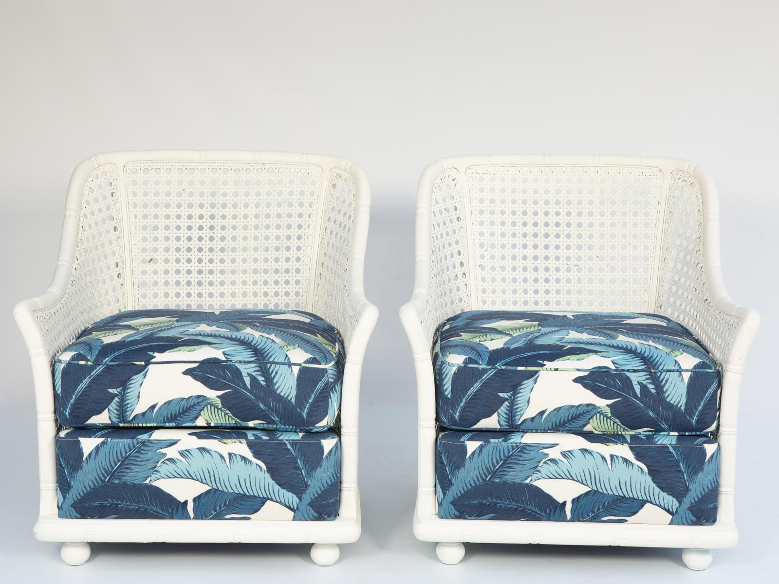 Pareja de sillas de salón pintadas de bambú sintético de estilo British Colonial Tapicería en venta