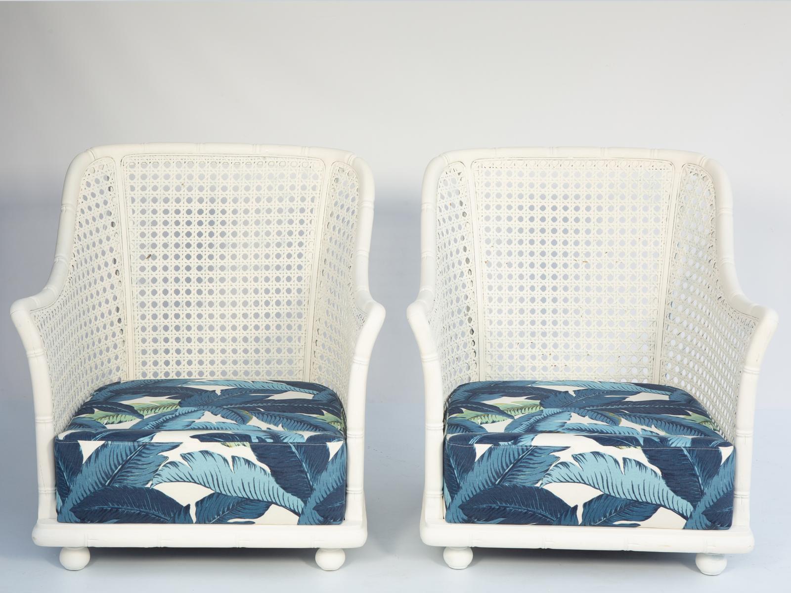 Pareja de sillas de salón pintadas de bambú sintético de estilo British Colonial en venta 1