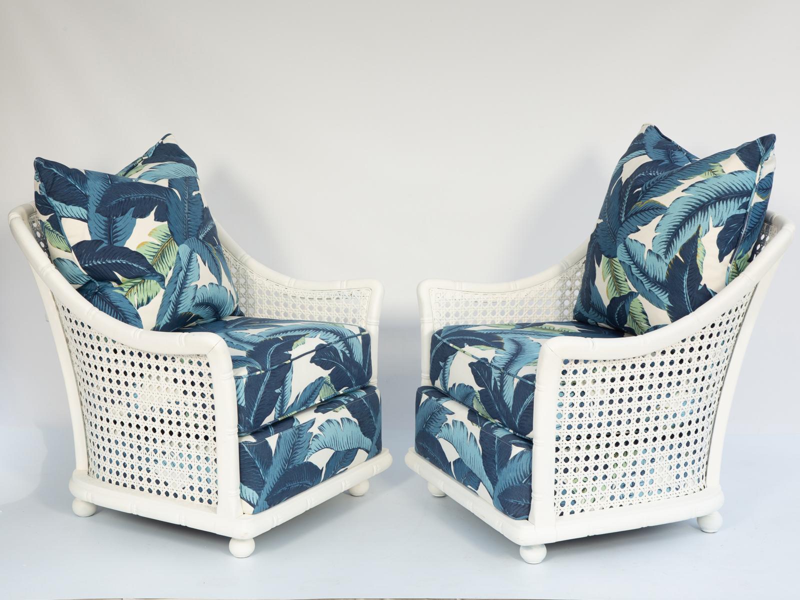Pareja de sillas de salón pintadas de bambú sintético de estilo British Colonial en venta 2