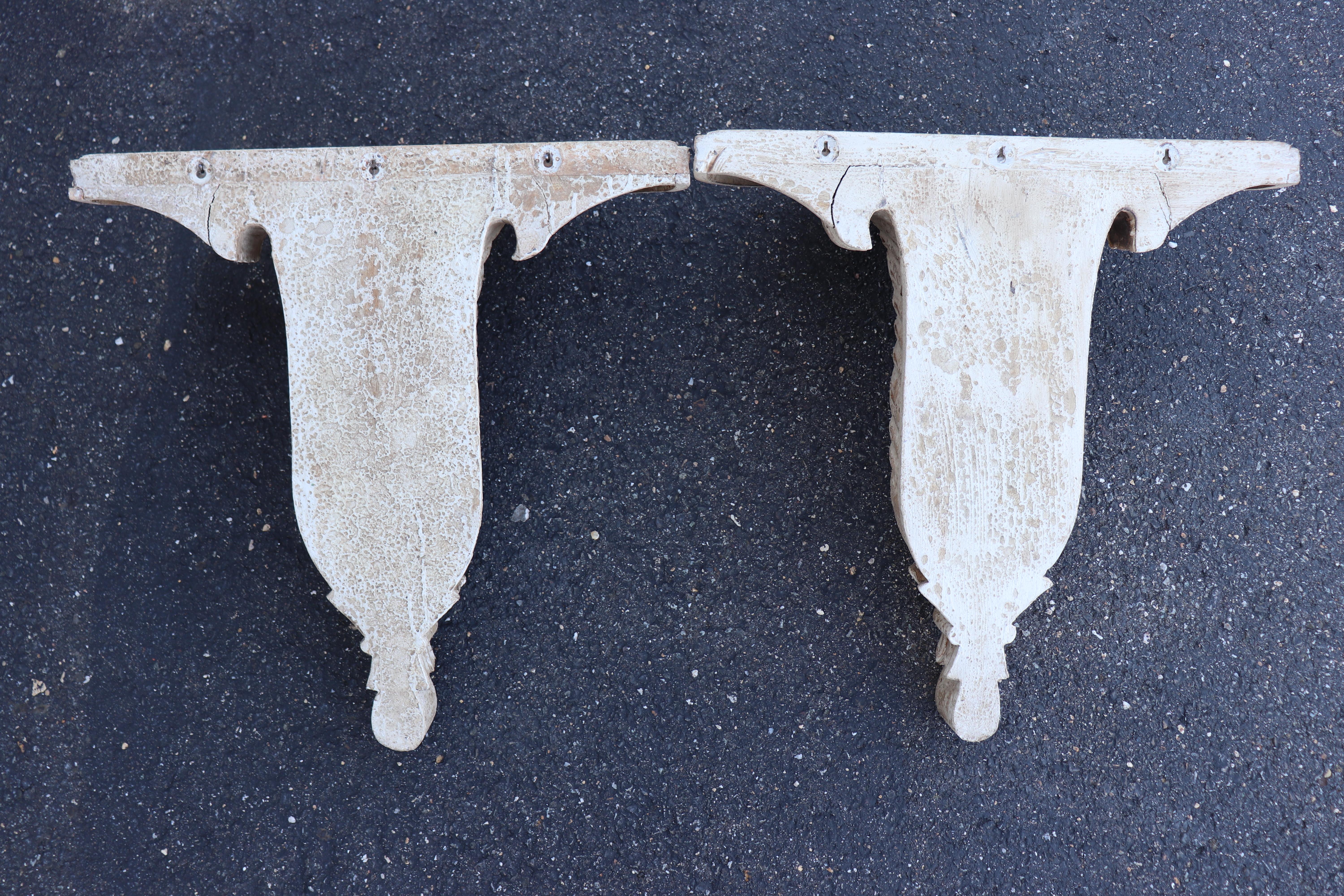 Pair of Painted Carved French Hollywood Regency Wall Brackets or Wall Shelves In Good Condition For Sale In Swedesboro, NJ