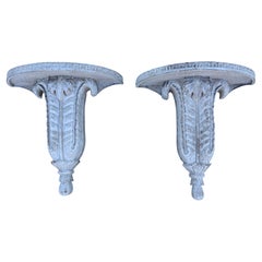 Paire de supports muraux ou étagères murales français sculptés et peints de style Hollywood Regency
