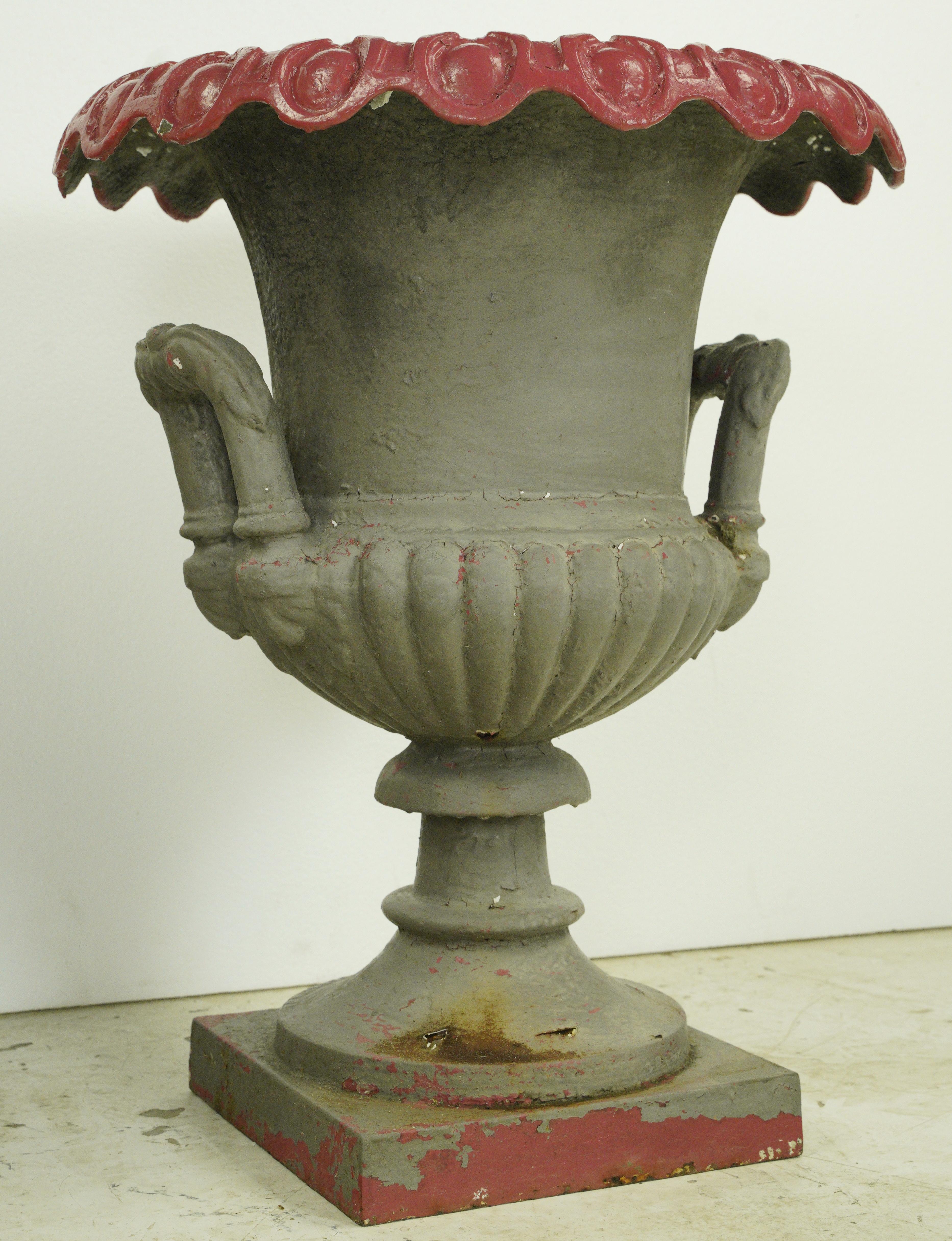Moulage Paire d'urnes de jardin en fonte peinte en vente