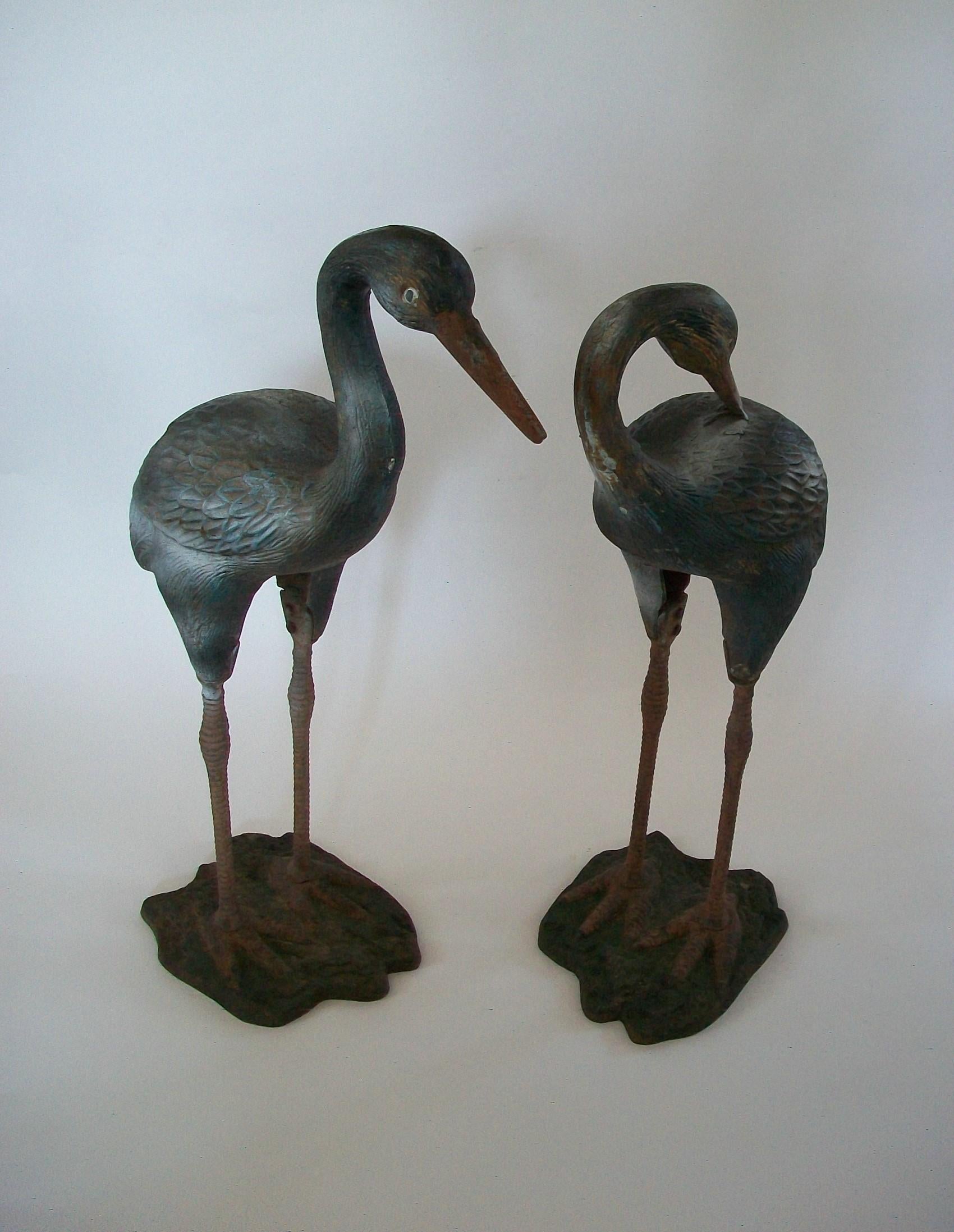 Ein Paar bemalte Heron-Gartenskulpturen aus Gusseisen – Frankreich – ca. 1930er Jahre (Französisch) im Angebot