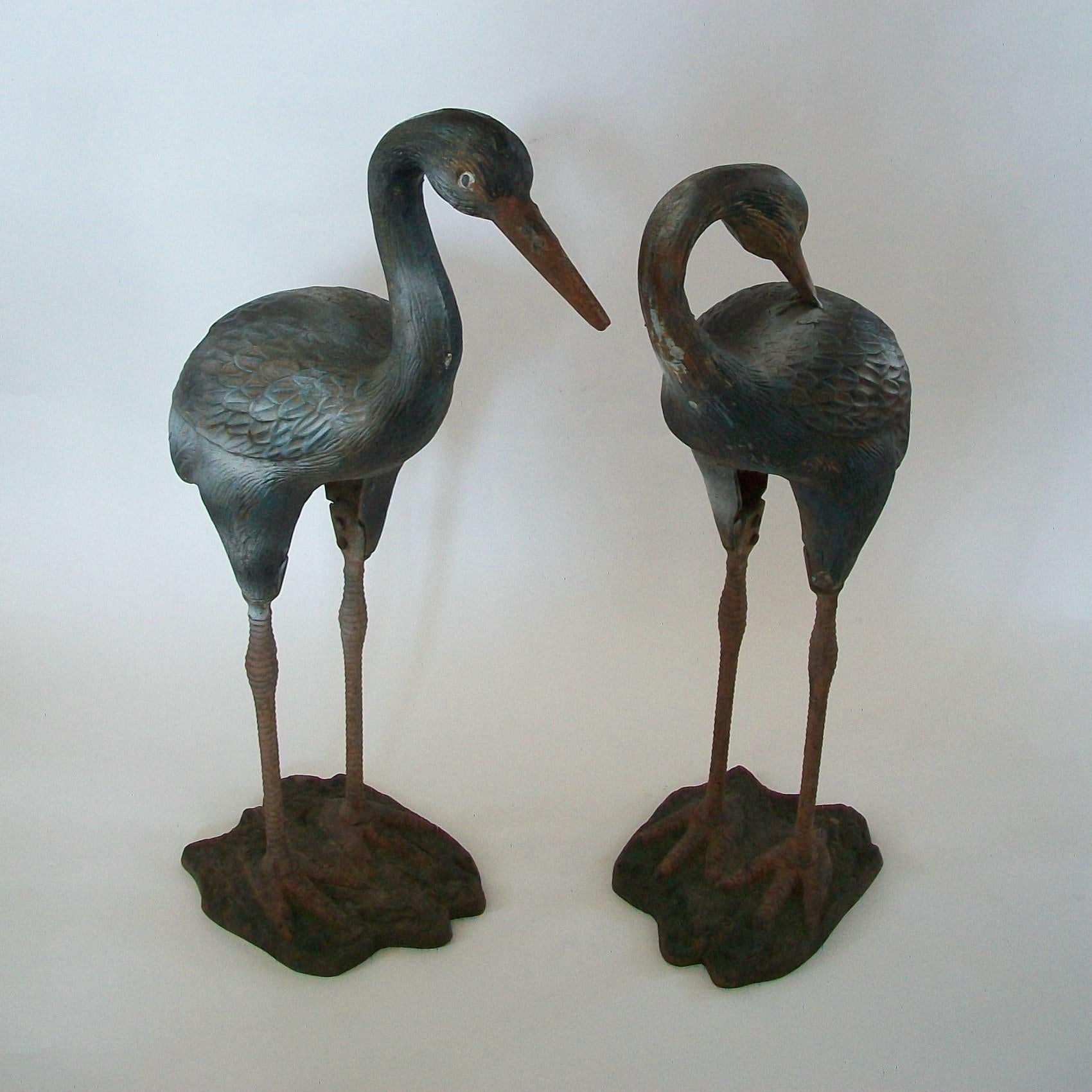 Ein Paar bemalte Heron-Gartenskulpturen aus Gusseisen – Frankreich – ca. 1930er Jahre (Handgefertigt) im Angebot