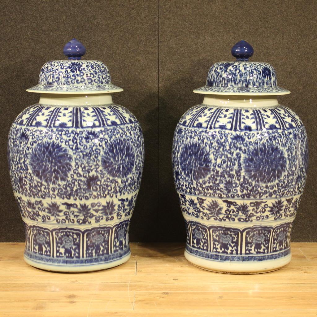 Great pair of Chinese vases from the second half of the 20th century. Potiches of exceptional size and fabulous decoration in glazed and painted ceramic. Finely painted objects with oriental decorations of strong visual impact, ideal for inclusion