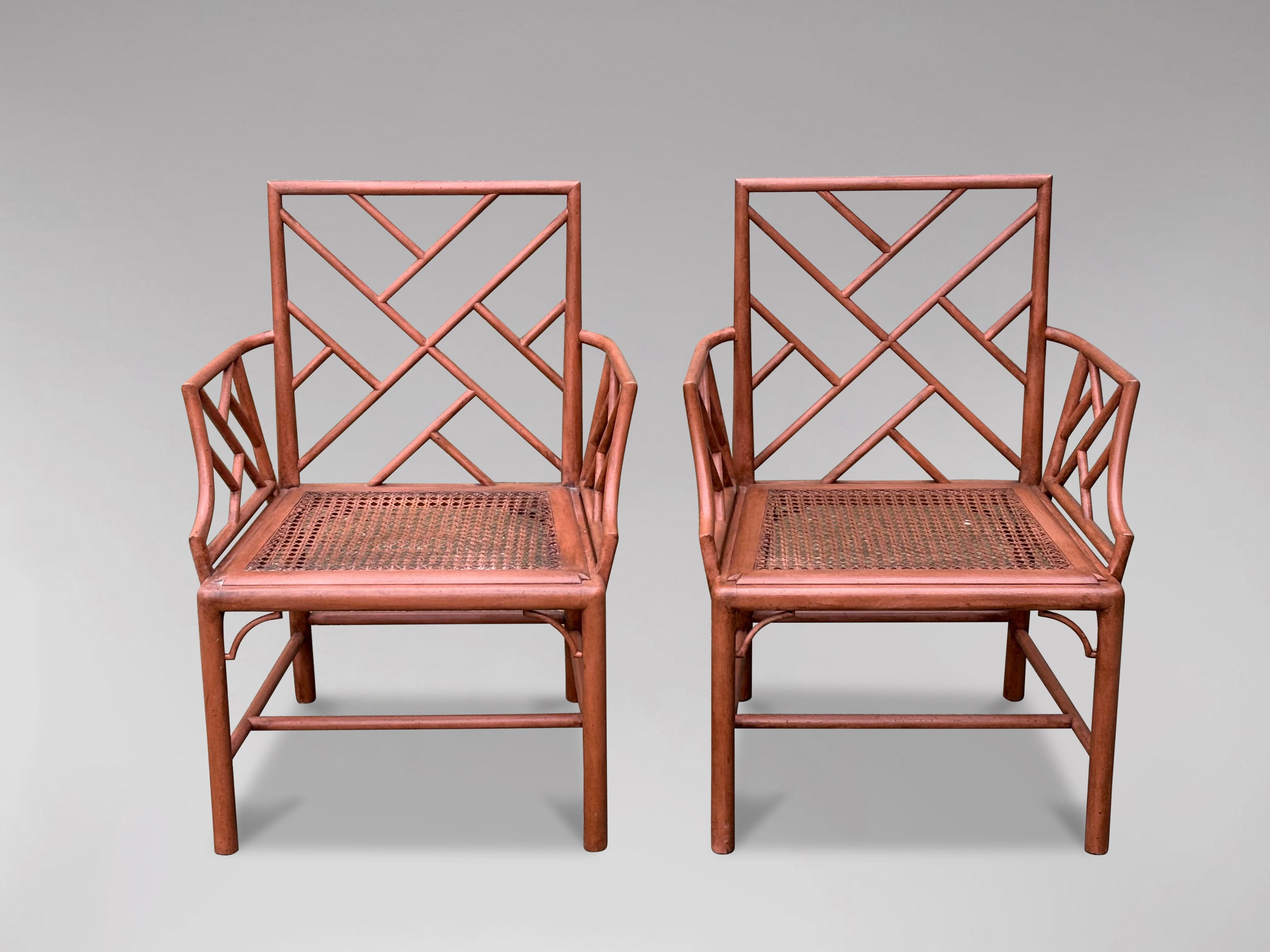 Paar bemalte Chippendale-Sessel aus Kunstbambus (Britisch) im Angebot