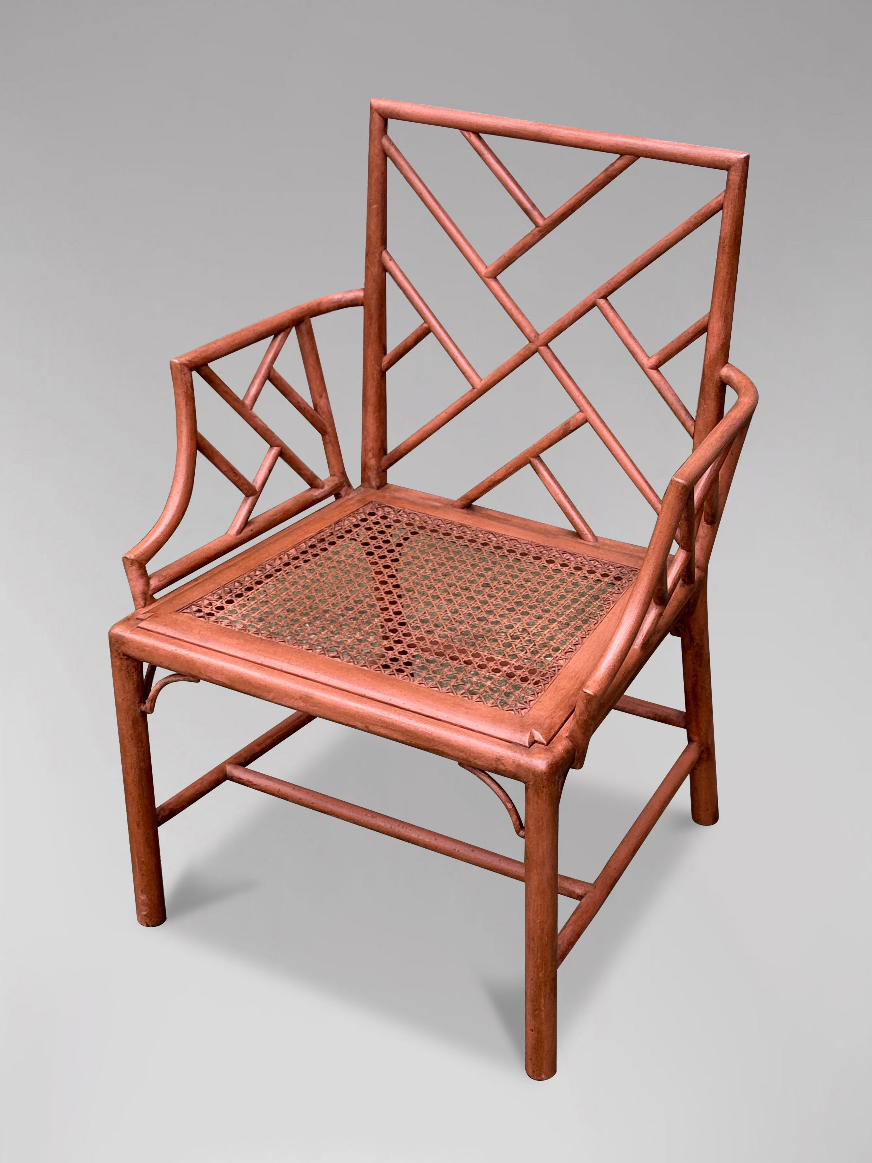 Paar bemalte Chippendale-Sessel aus Kunstbambus (20. Jahrhundert) im Angebot