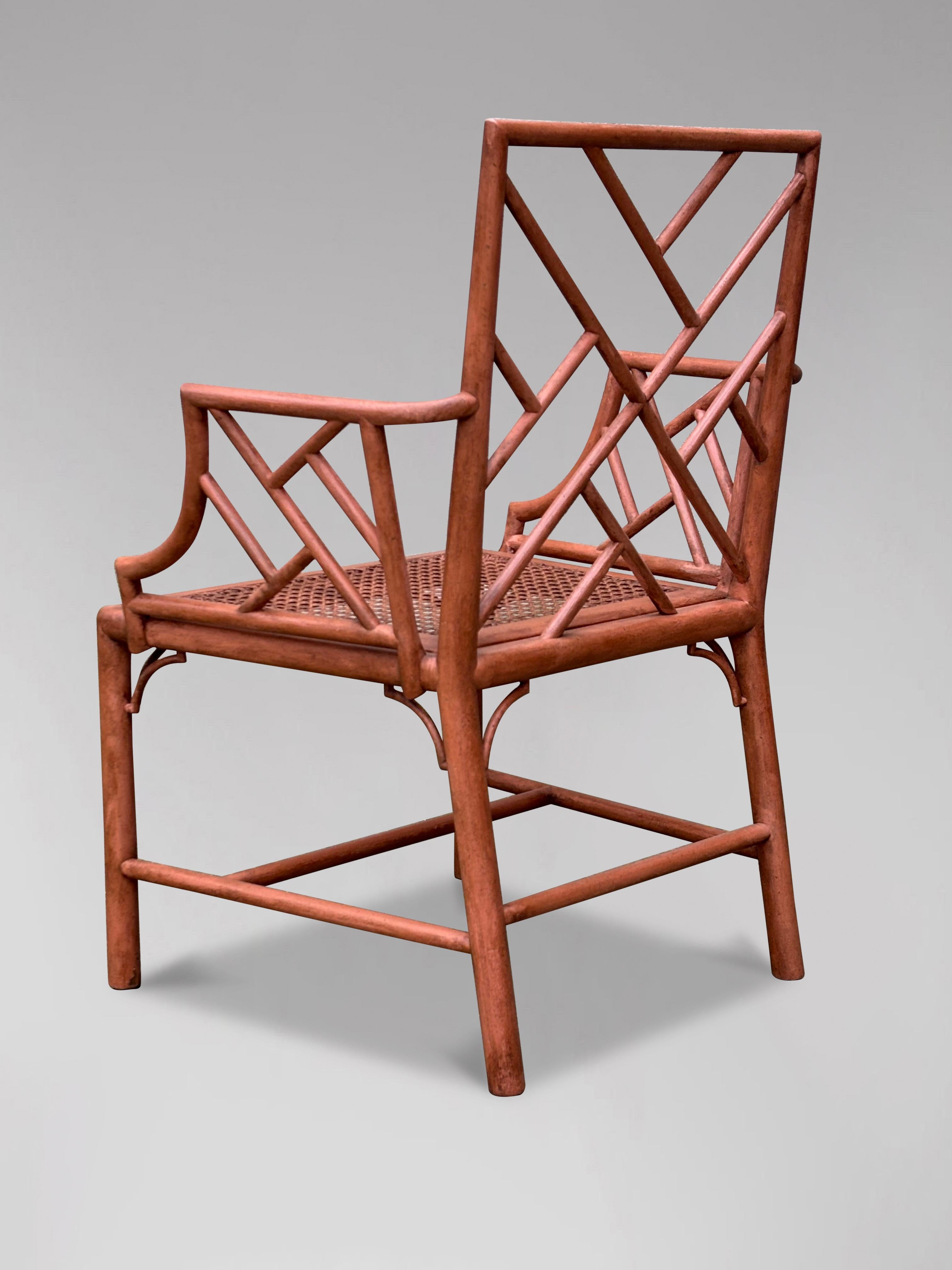 Imitation bambou Paire de fauteuils Chippendale peints en faux bambou en vente