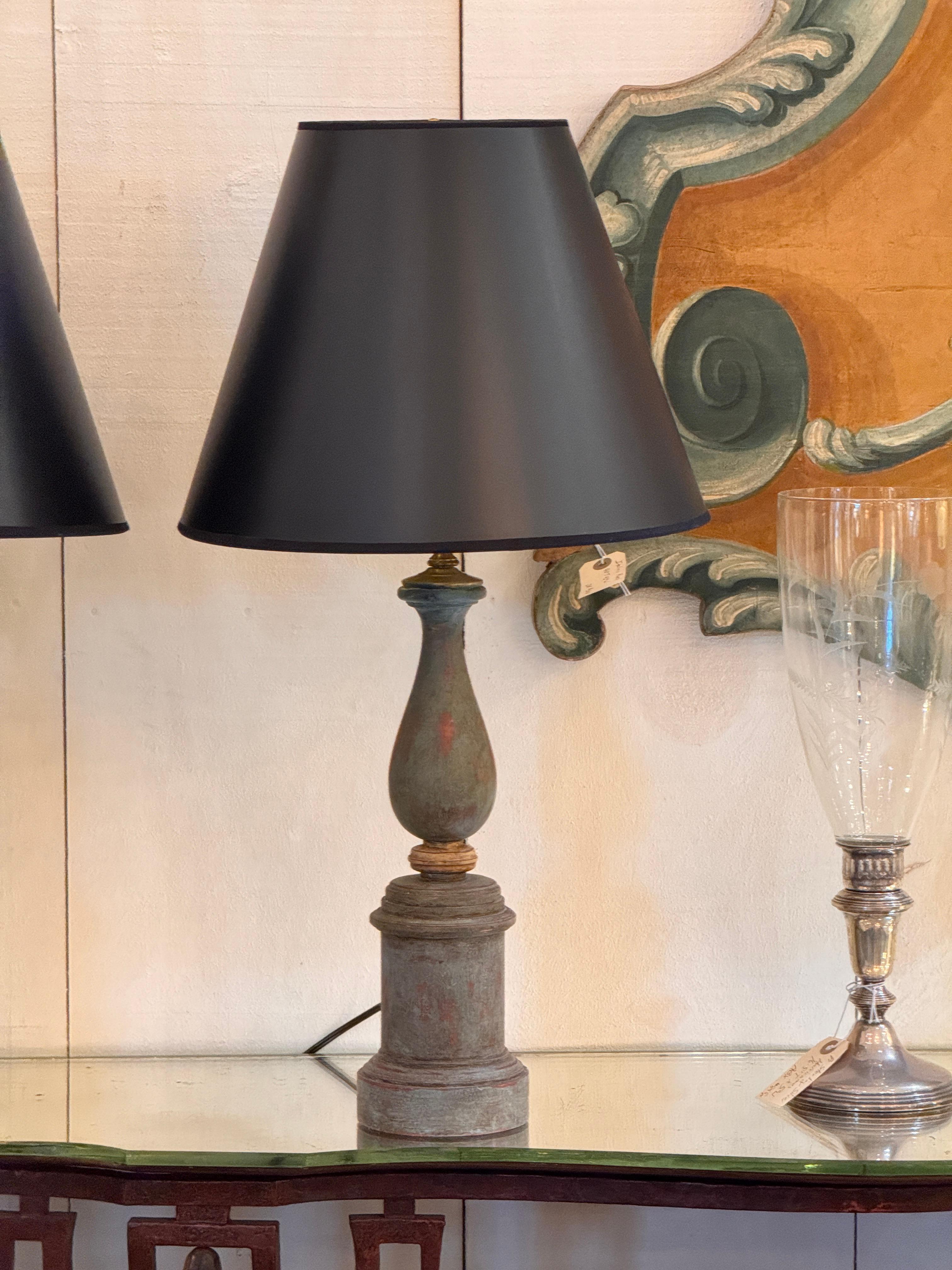 Coppia di lampade da tavolo a forma di colonna dipinte In condizioni buone in vendita a Charlottesville, VA