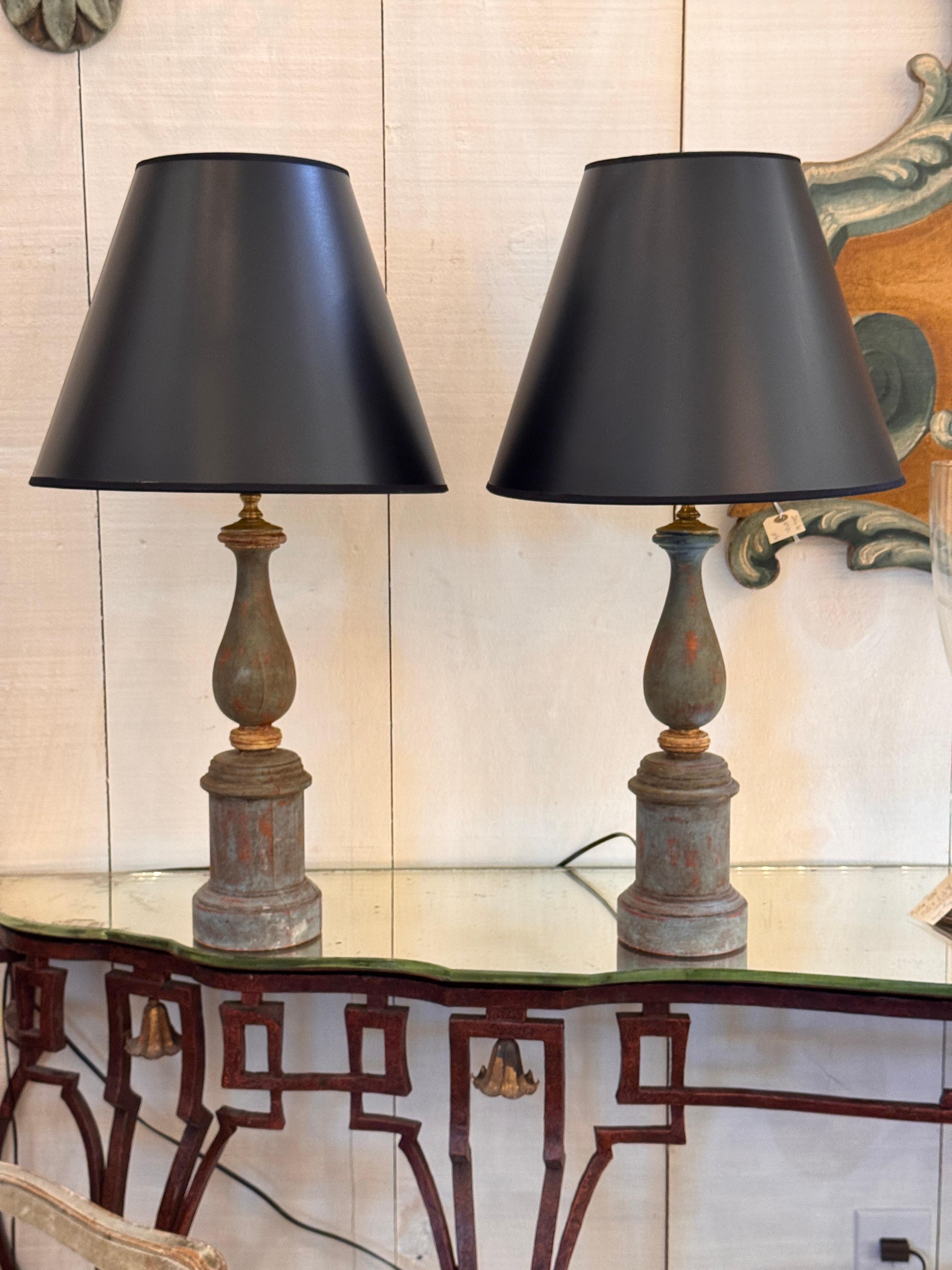 Inizio XX secolo Coppia di lampade da tavolo a forma di colonna dipinte in vendita