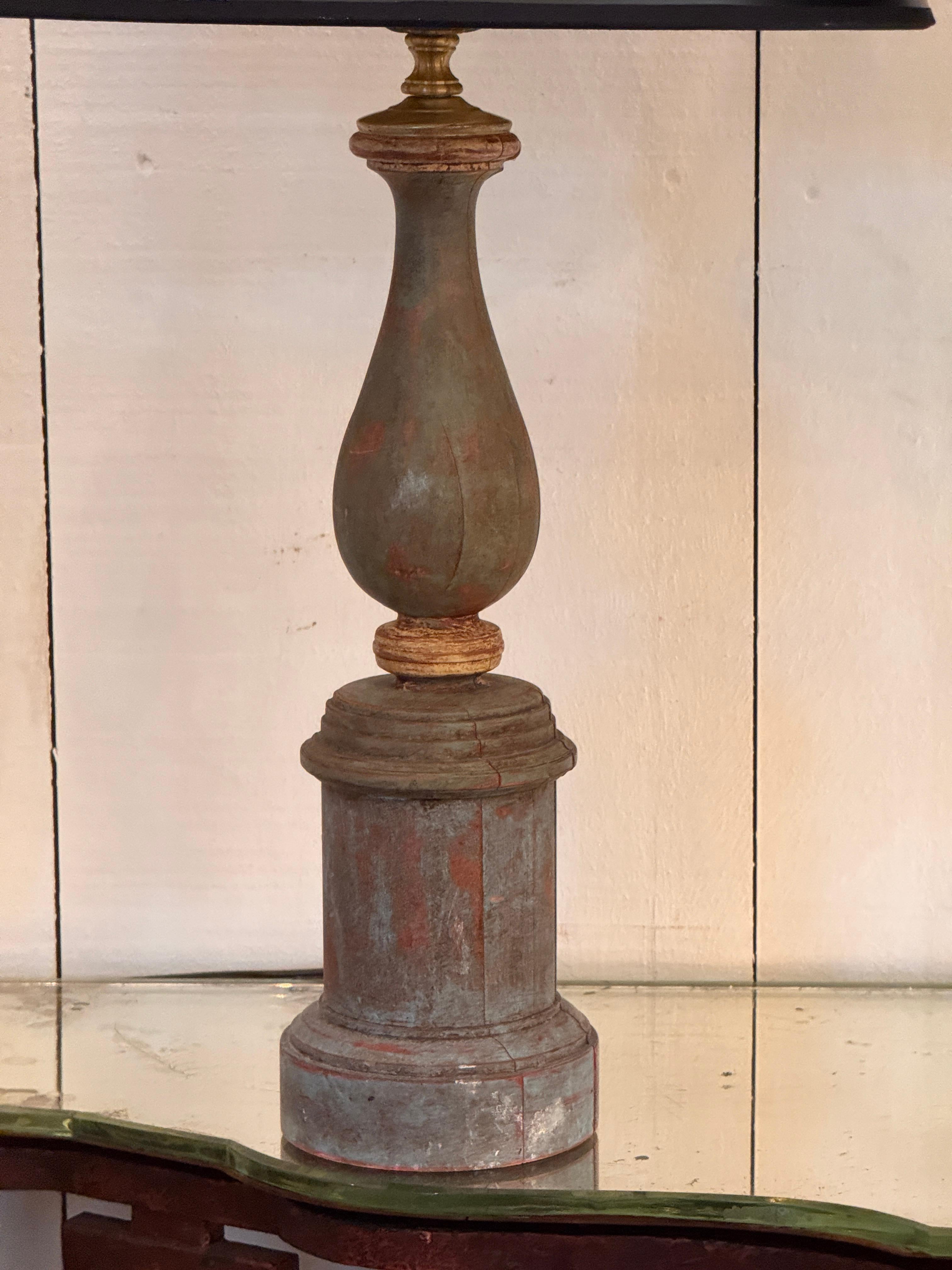 Legno Coppia di lampade da tavolo a forma di colonna dipinte in vendita