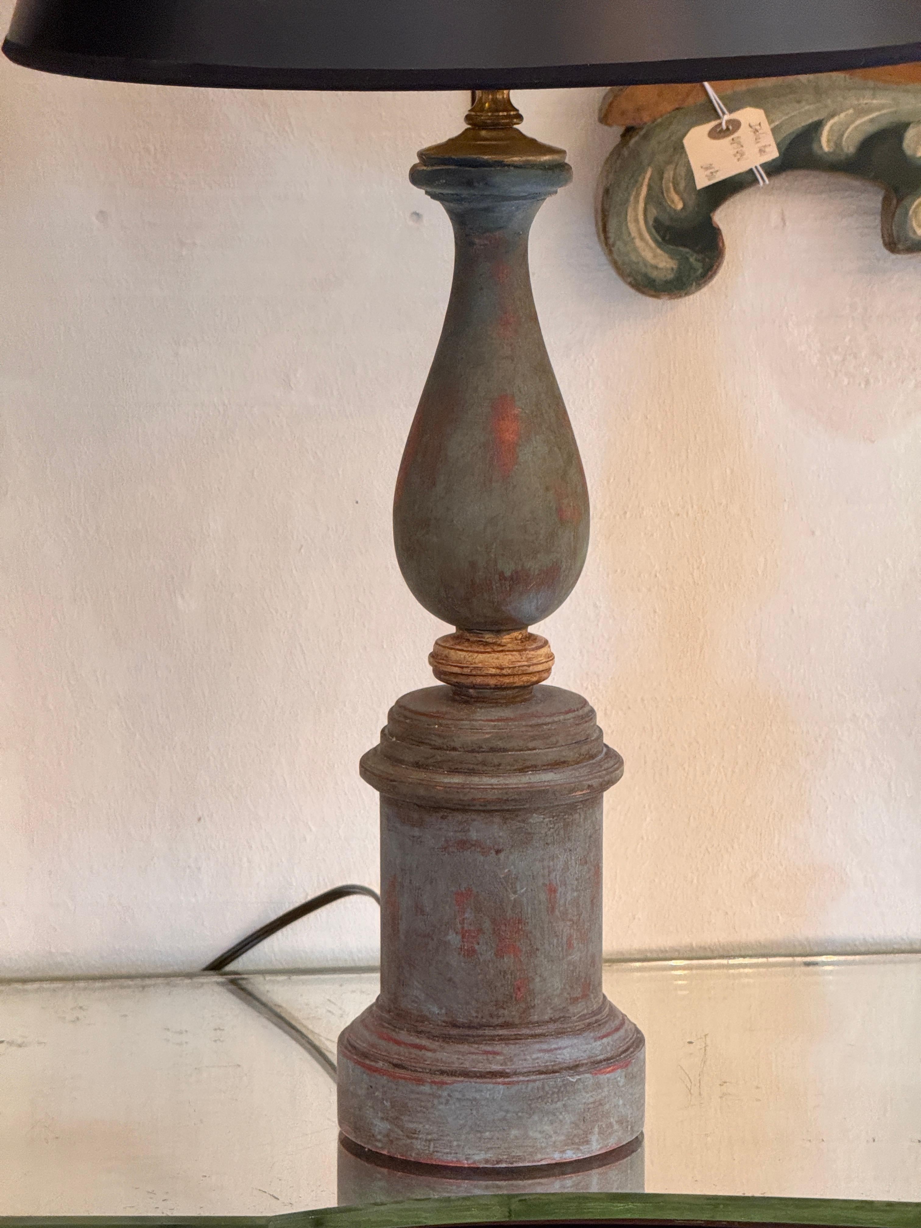 Coppia di lampade da tavolo a forma di colonna dipinte in vendita 1
